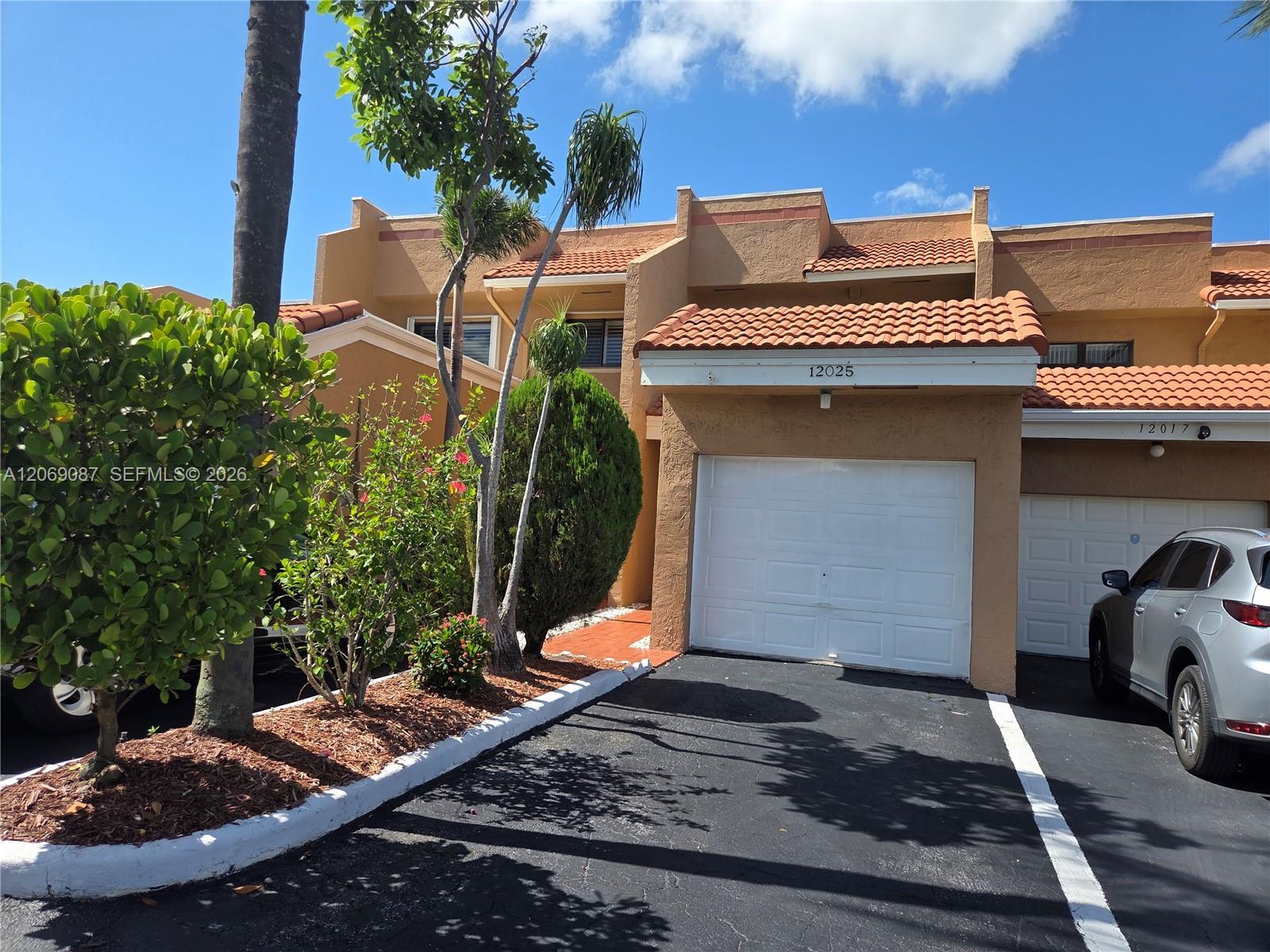 Listing photo 1 for 12025 S Las Palmas Dr Unit#12025, Pembroke Pines, FL, 33025