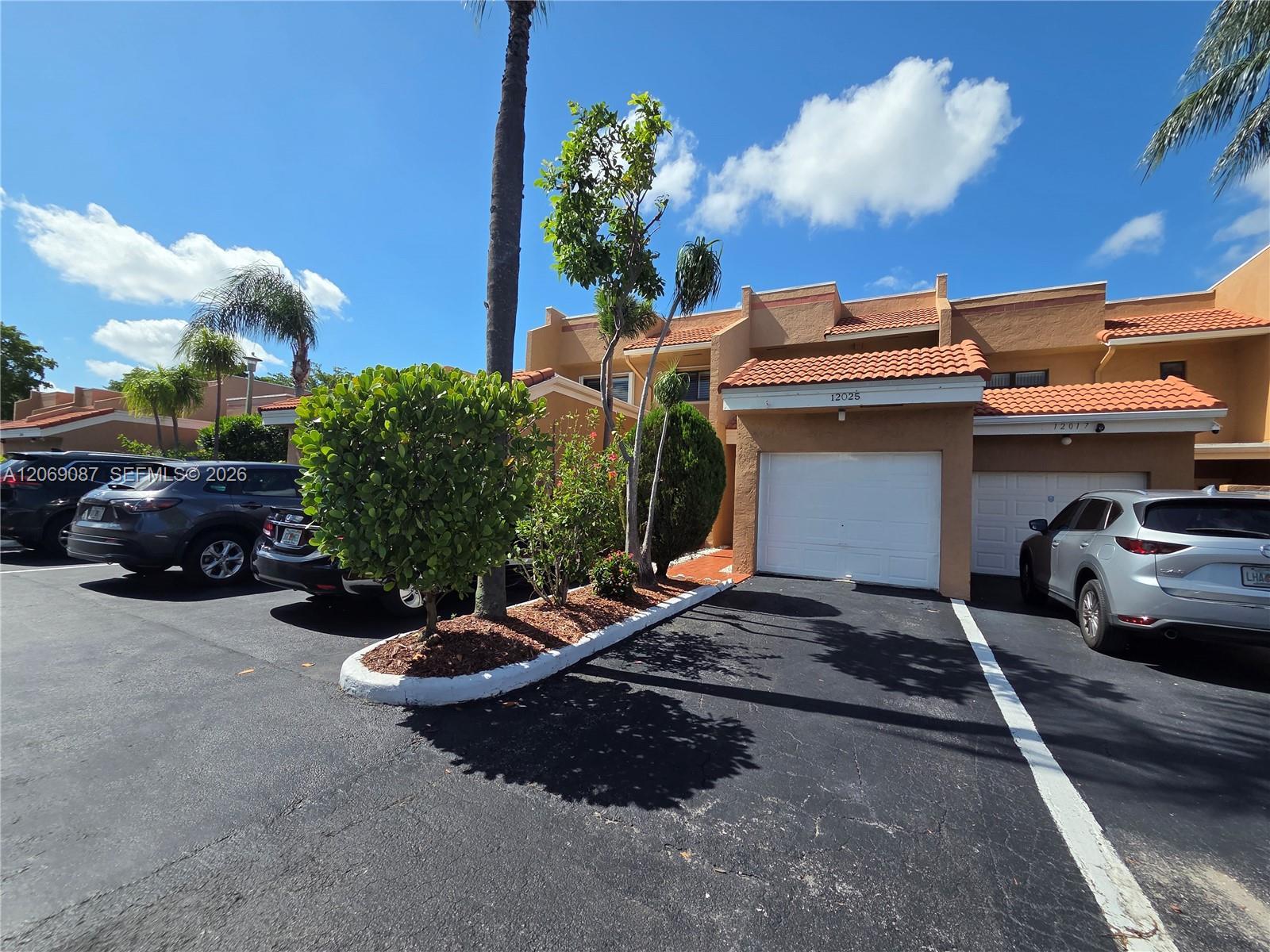 Listing photo 2 for 12025 S Las Palmas Dr Unit#12025, Pembroke Pines, FL, 33025