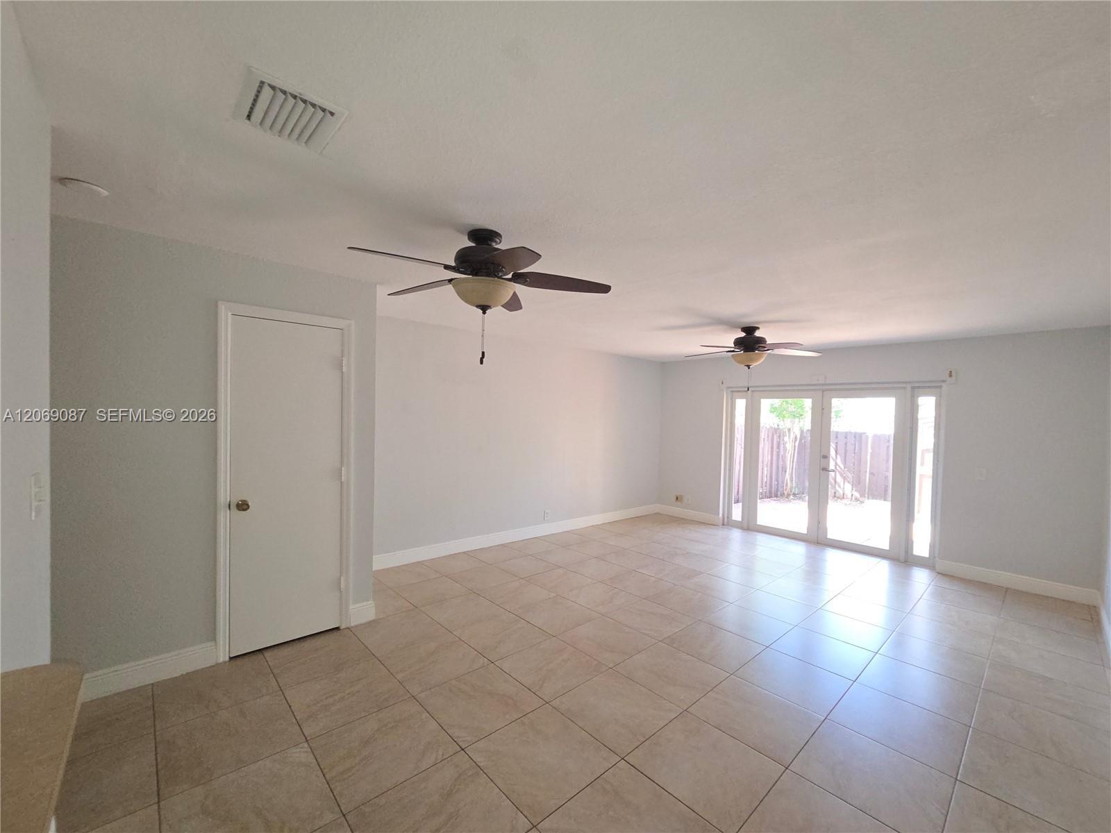Listing photo 11 for 12025 S Las Palmas Dr Unit#12025, Pembroke Pines, FL, 33025