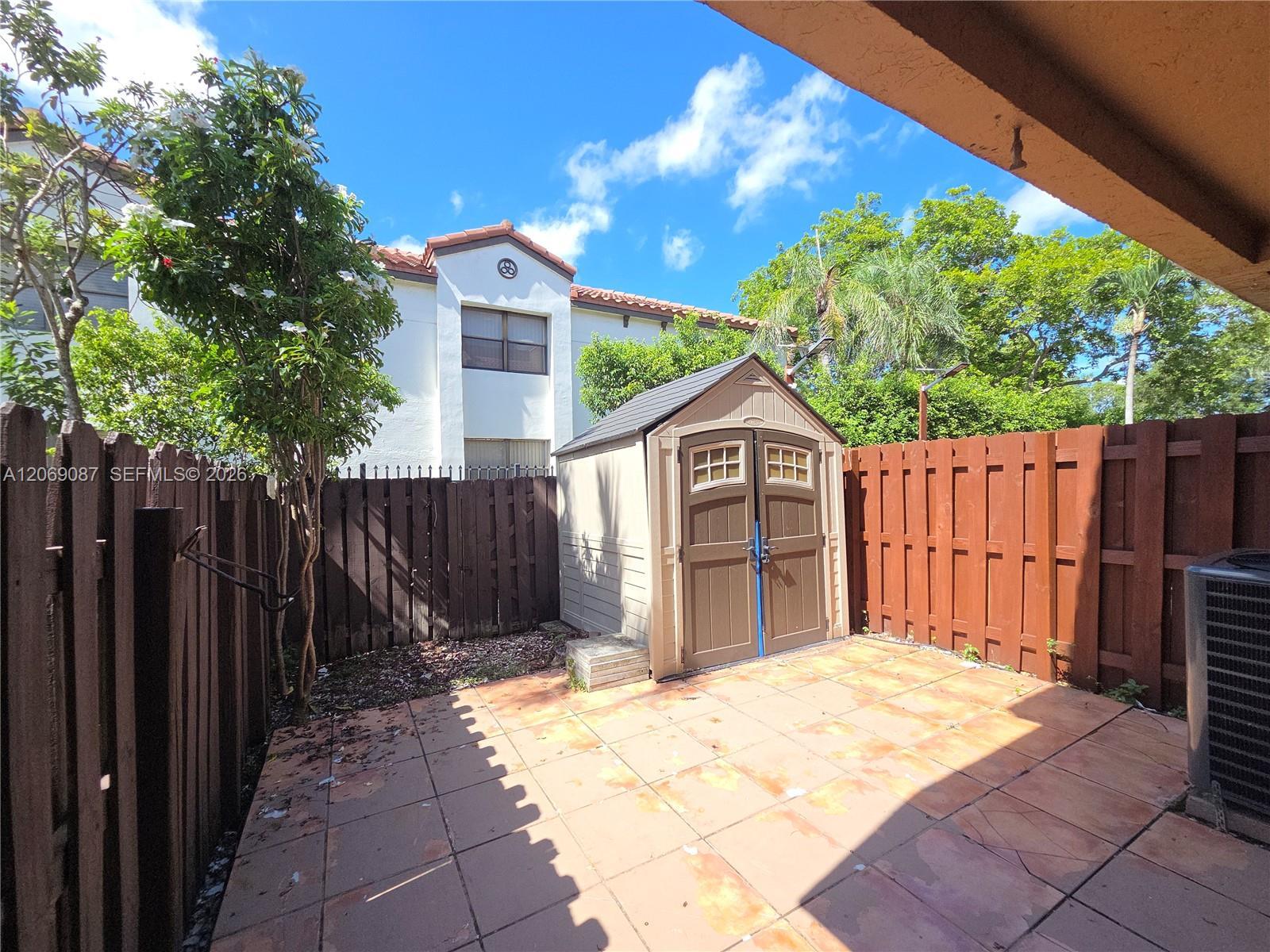 Listing photo 12 for 12025 S Las Palmas Dr Unit#12025, Pembroke Pines, FL, 33025