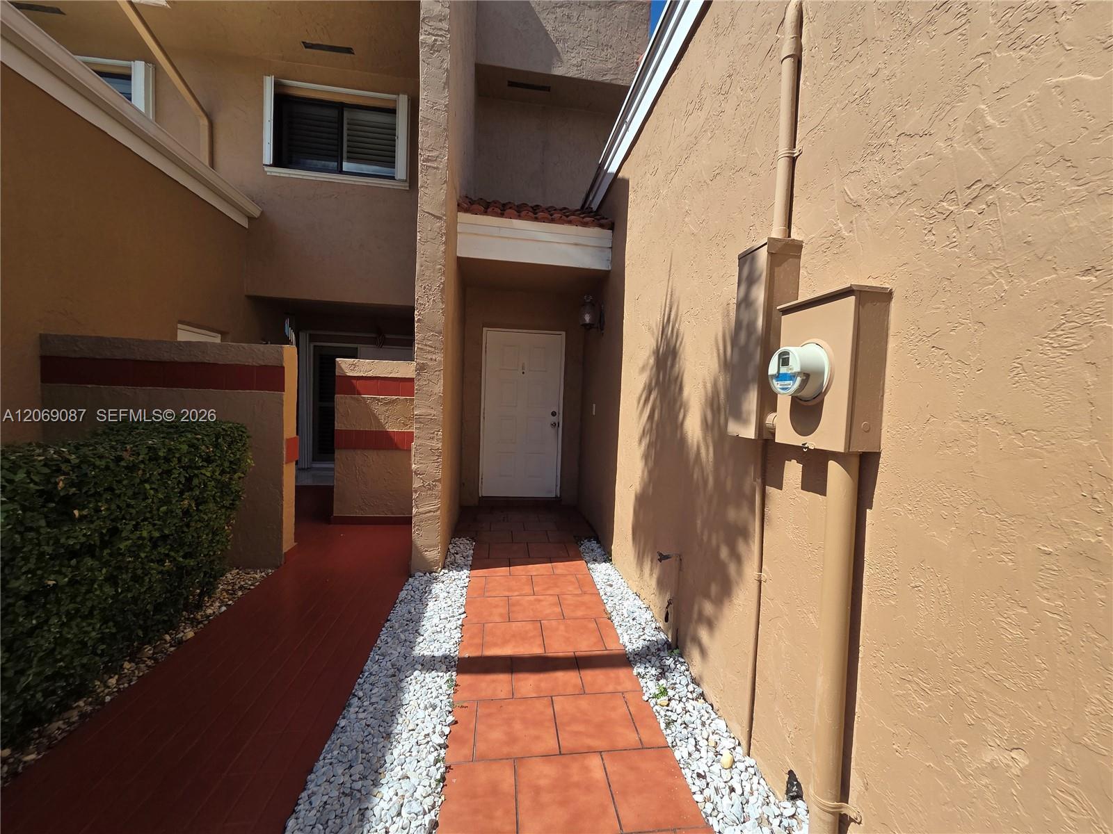 Listing photo 3 for 12025 S Las Palmas Dr Unit#12025, Pembroke Pines, FL, 33025