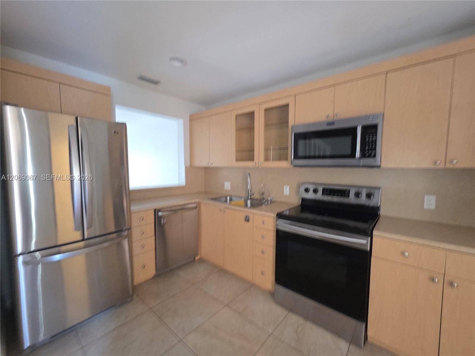 Listing photo 4 for 12025 S Las Palmas Dr Unit#12025, Pembroke Pines, FL, 33025