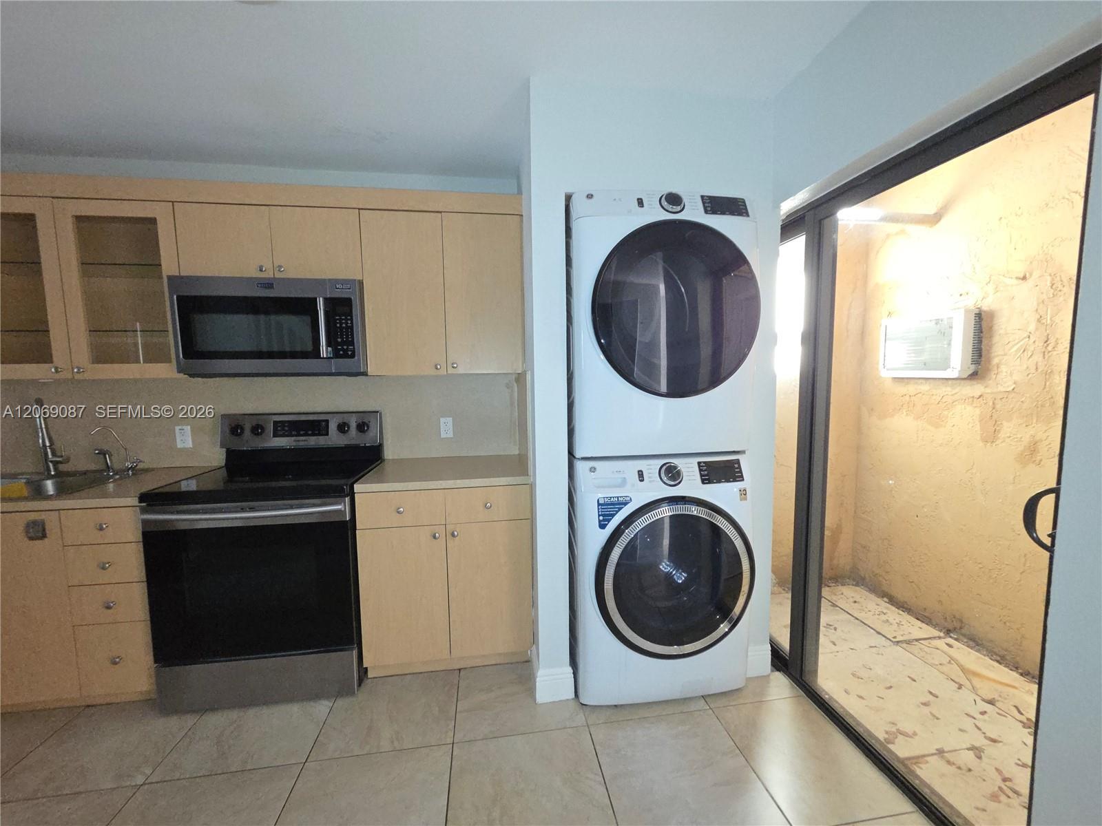 Listing photo 5 for 12025 S Las Palmas Dr Unit#12025, Pembroke Pines, FL, 33025