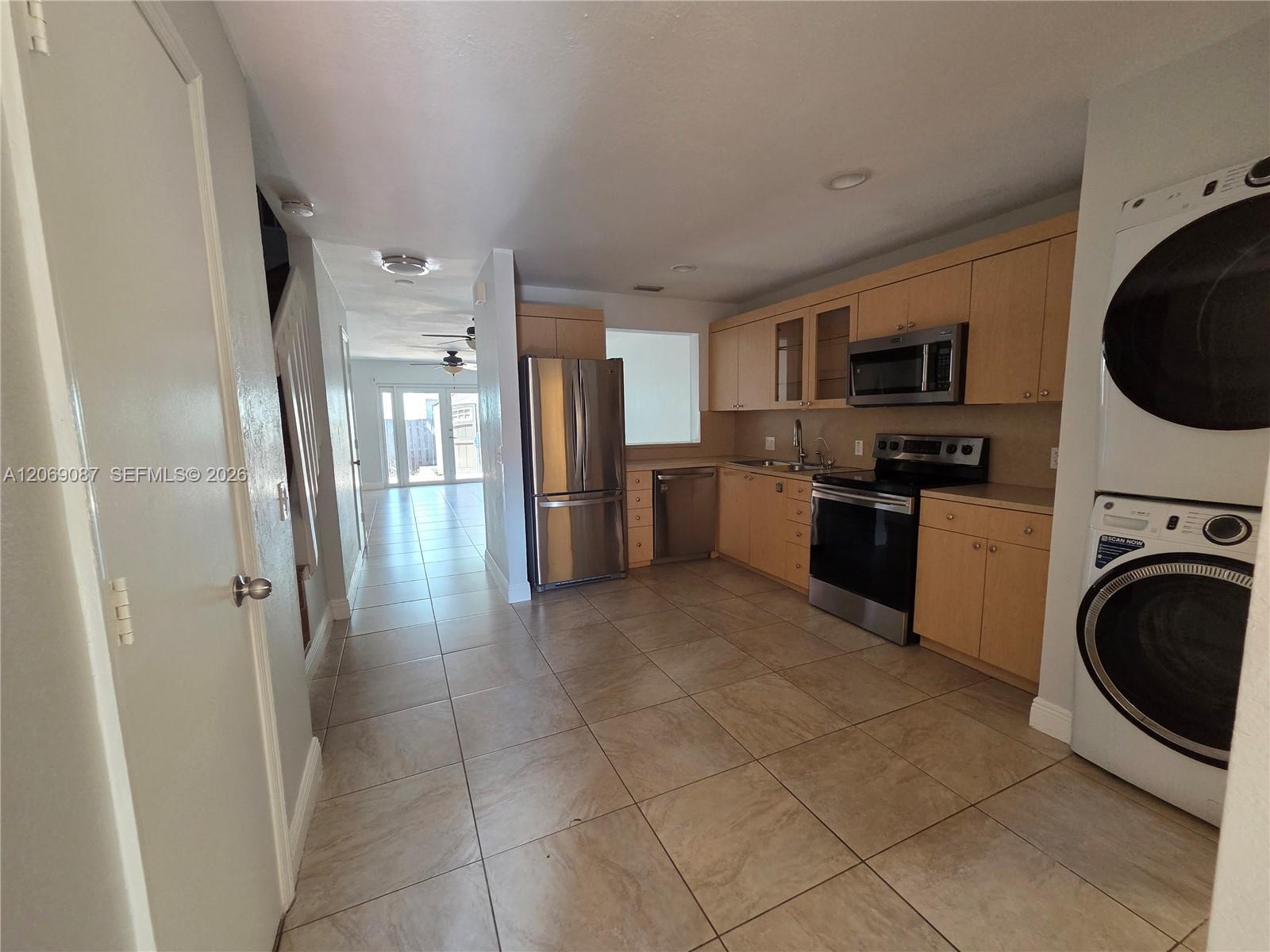 Listing photo 6 for 12025 S Las Palmas Dr Unit#12025, Pembroke Pines, FL, 33025