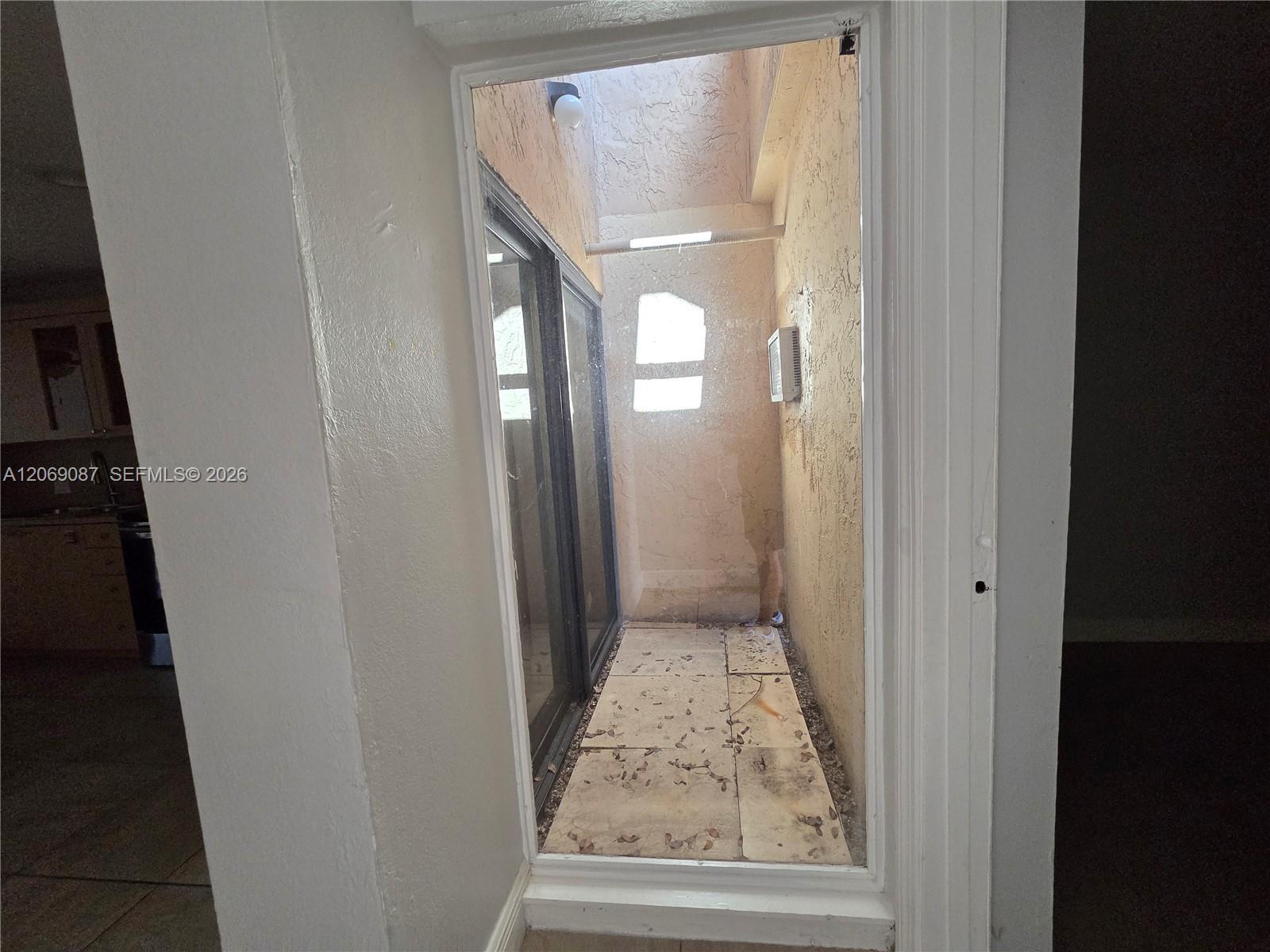 Listing photo 7 for 12025 S Las Palmas Dr Unit#12025, Pembroke Pines, FL, 33025