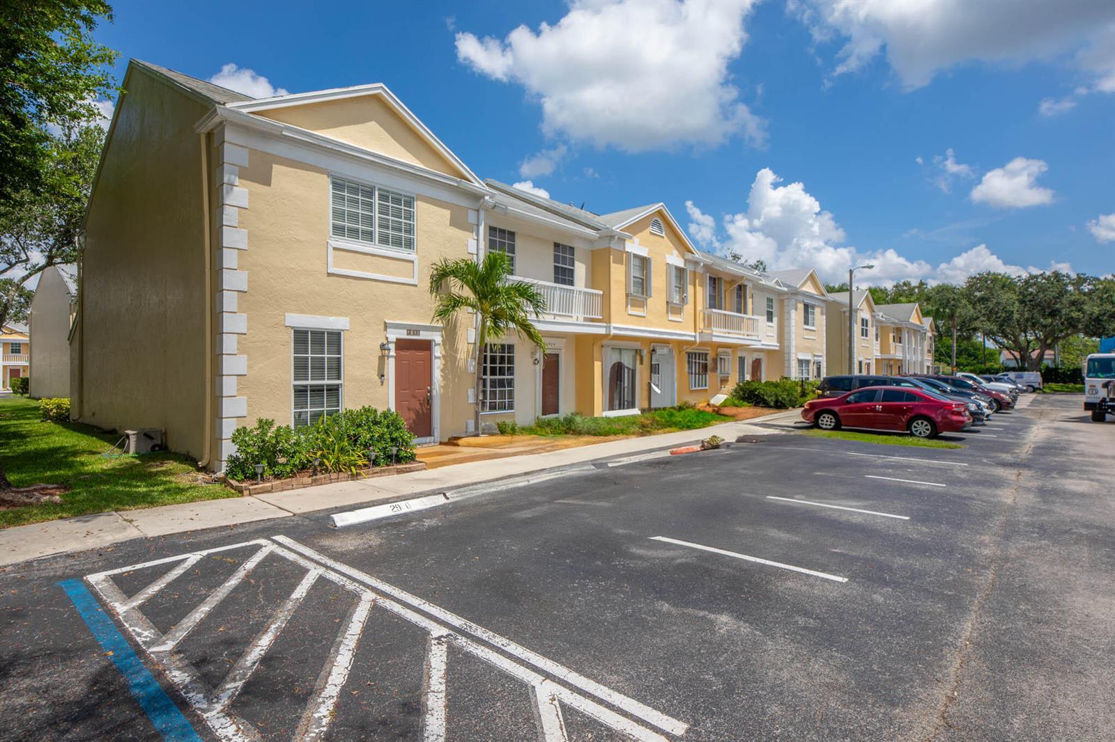 Listing photo 2 for 2900 DORCHESTER Lane Unit#2900, Cooper City, FL, 33026