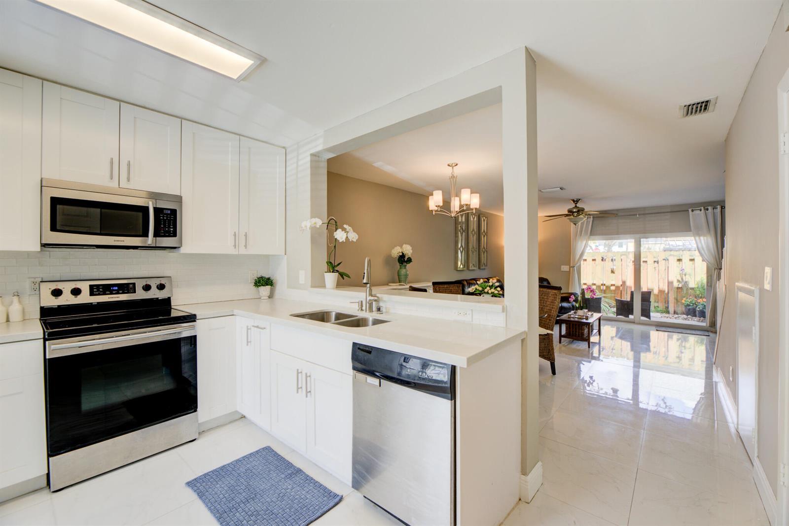 Listing photo 4 for 2900 DORCHESTER Lane Unit#2900, Cooper City, FL, 33026