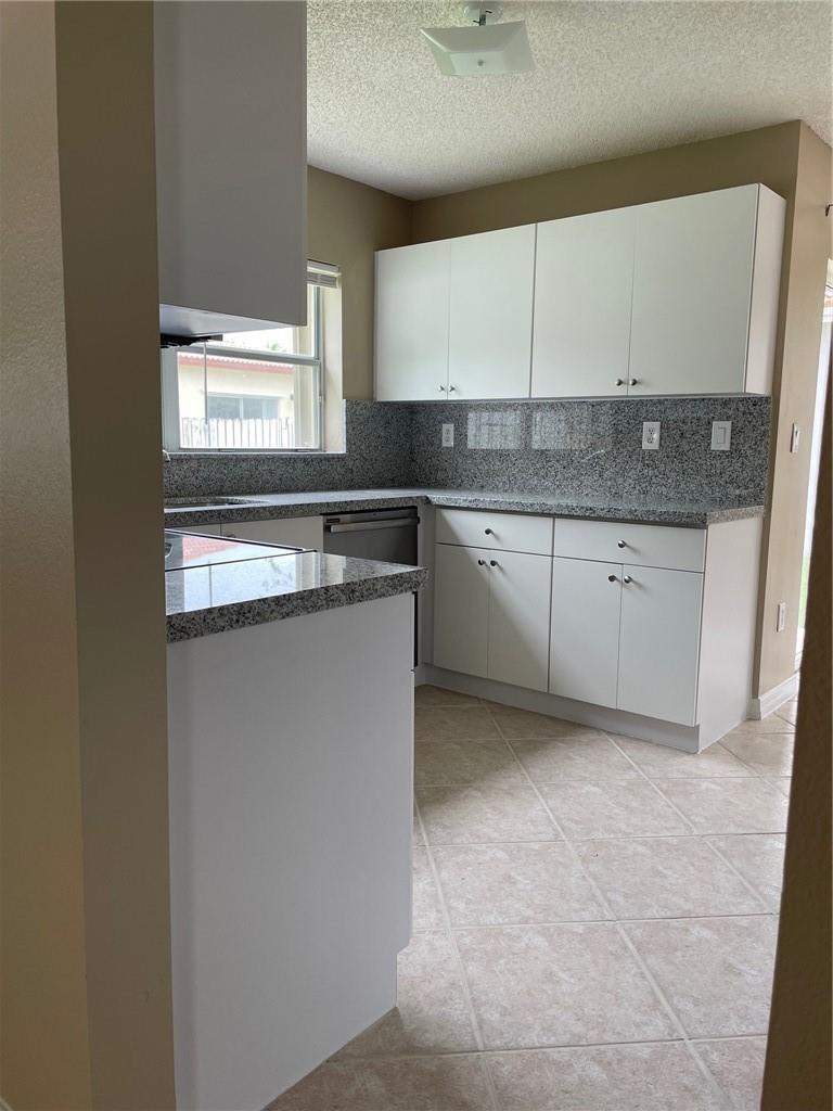 Listing photo 7 for 19250 NW 12TH Manor, Pembroke Pines, FL, 33029