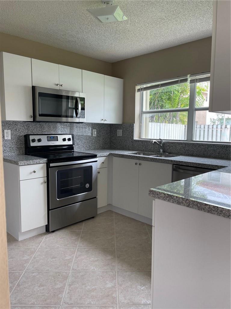 Listing photo 8 for 19250 NW 12TH Manor, Pembroke Pines, FL, 33029