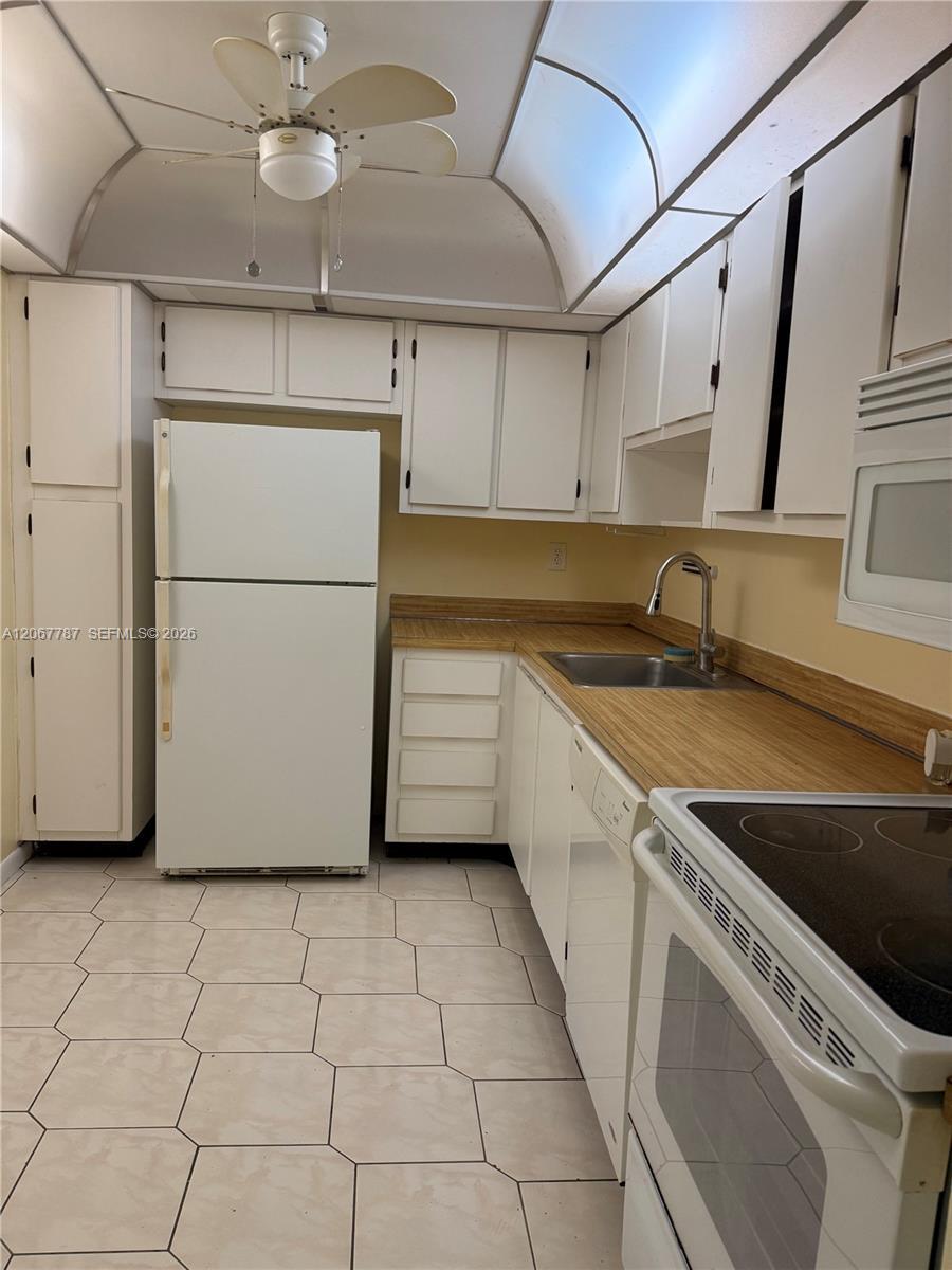 Listing photo 1 for 6751 N University Dr Unit#216, Tamarac, FL, 33321