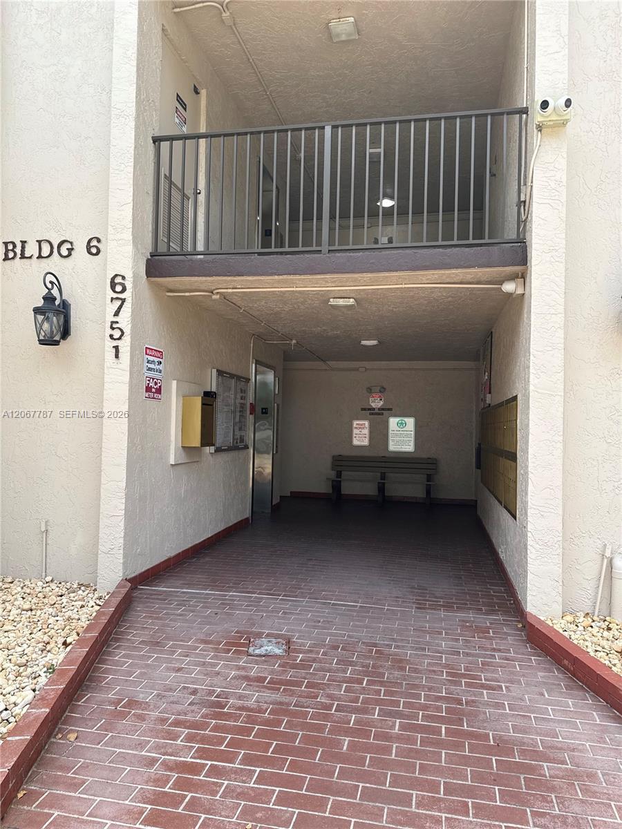 Listing photo 2 for 6751 N University Dr Unit#216, Tamarac, FL, 33321