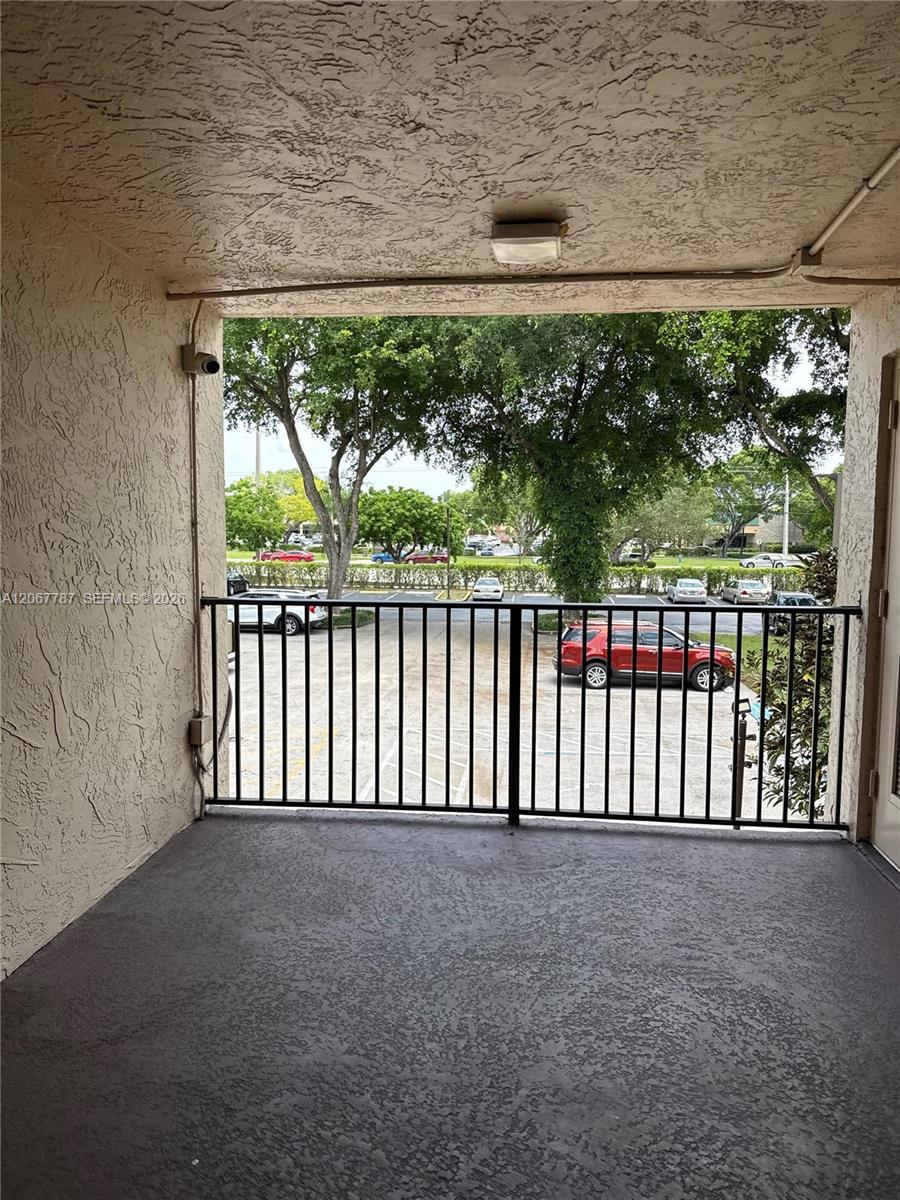 Listing photo 4 for 6751 N University Dr Unit#216, Tamarac, FL, 33321
