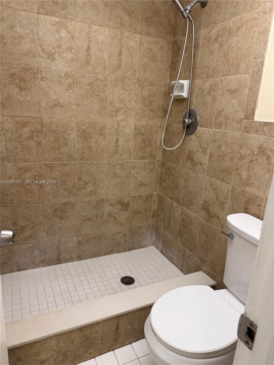 Listing photo 9 for 6751 N University Dr Unit#216, Tamarac, FL, 33321