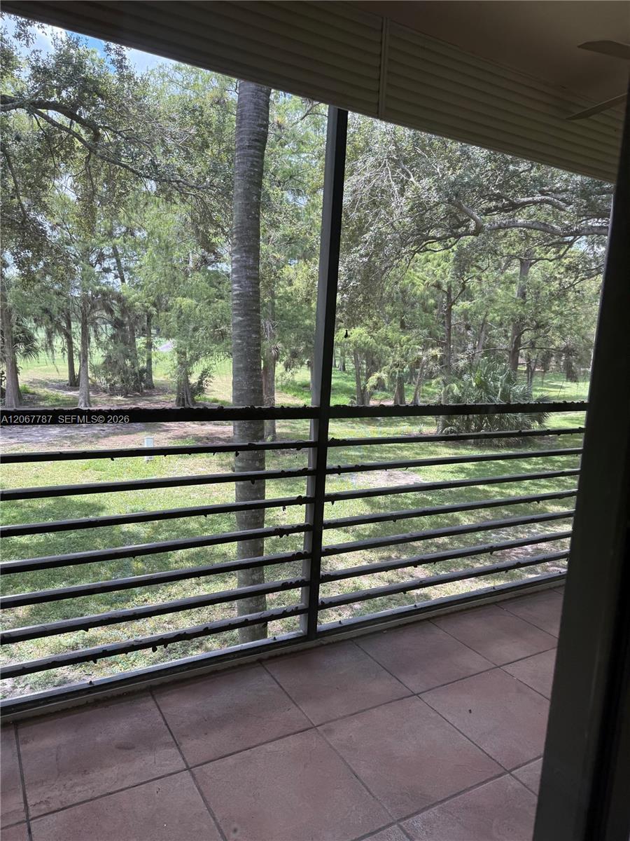 Listing photo 10 for 6751 N University Dr Unit#216, Tamarac, FL, 33321