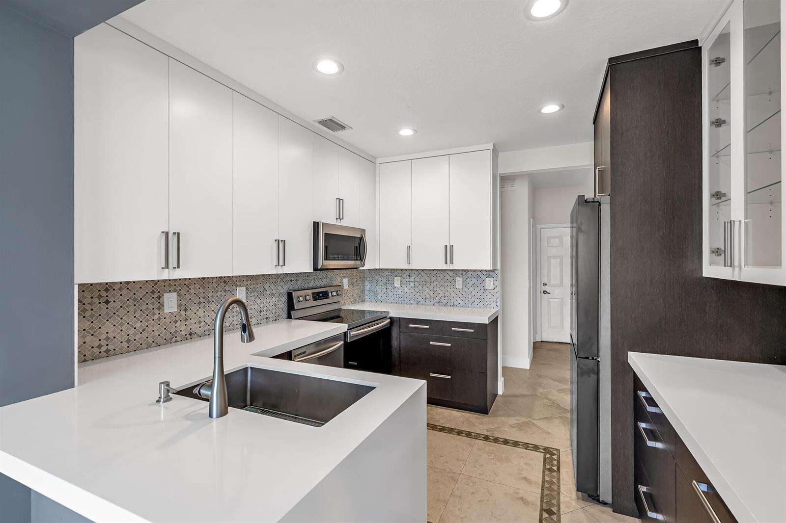 Listing photo 5 for 12571 NW 57th Court, Coral Springs, FL, 33076