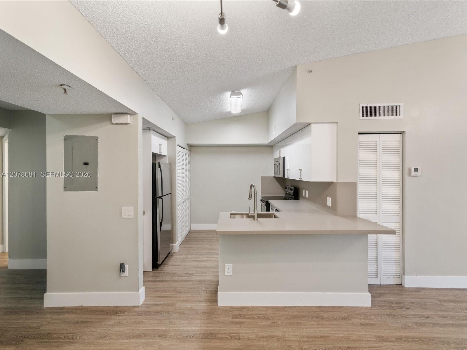 Listing photo 5 for 155 NW 96th Ter Unit#2-303, Pembroke Pines, FL, 33024