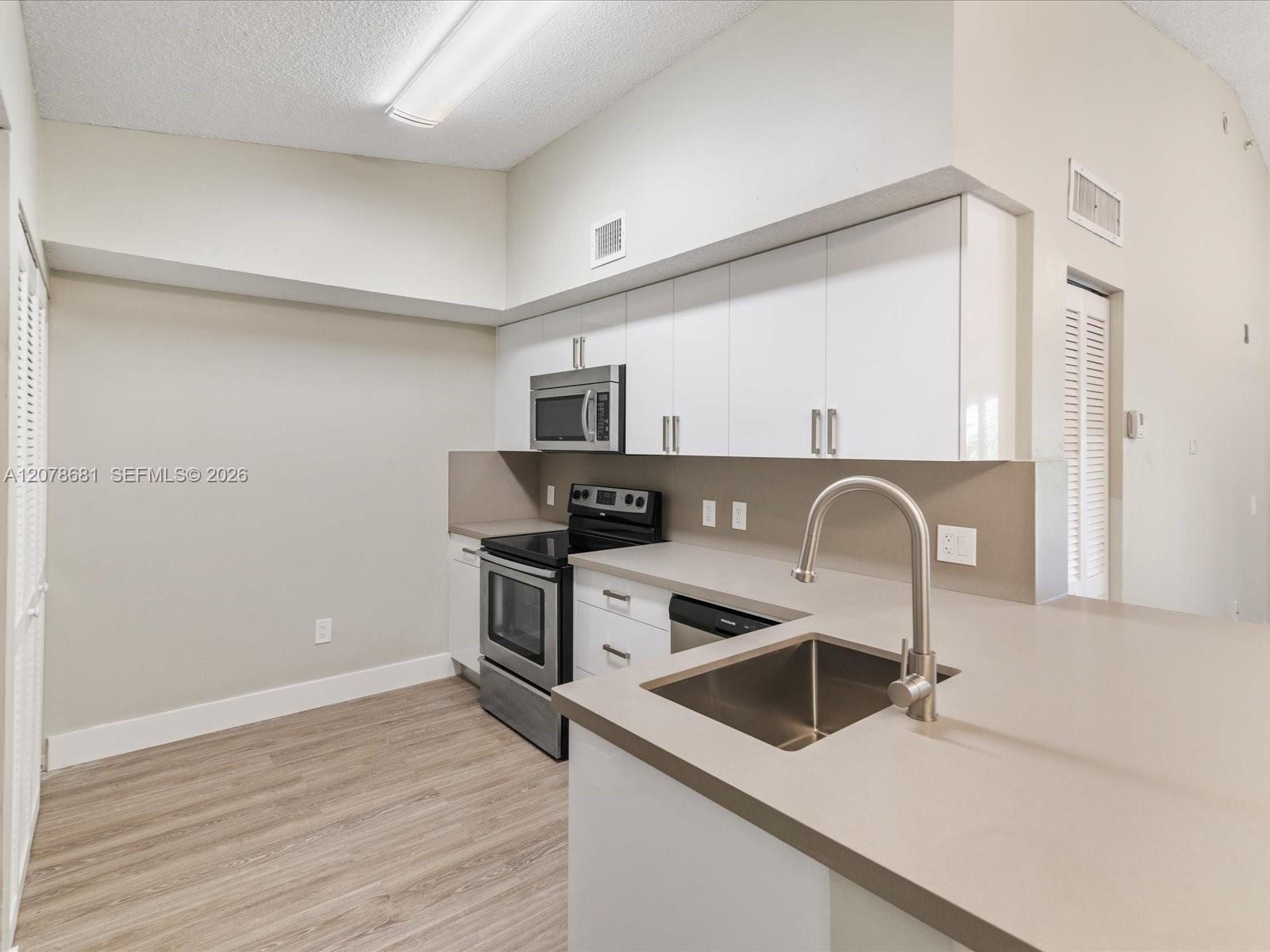 Listing photo 6 for 155 NW 96th Ter Unit#2-303, Pembroke Pines, FL, 33024