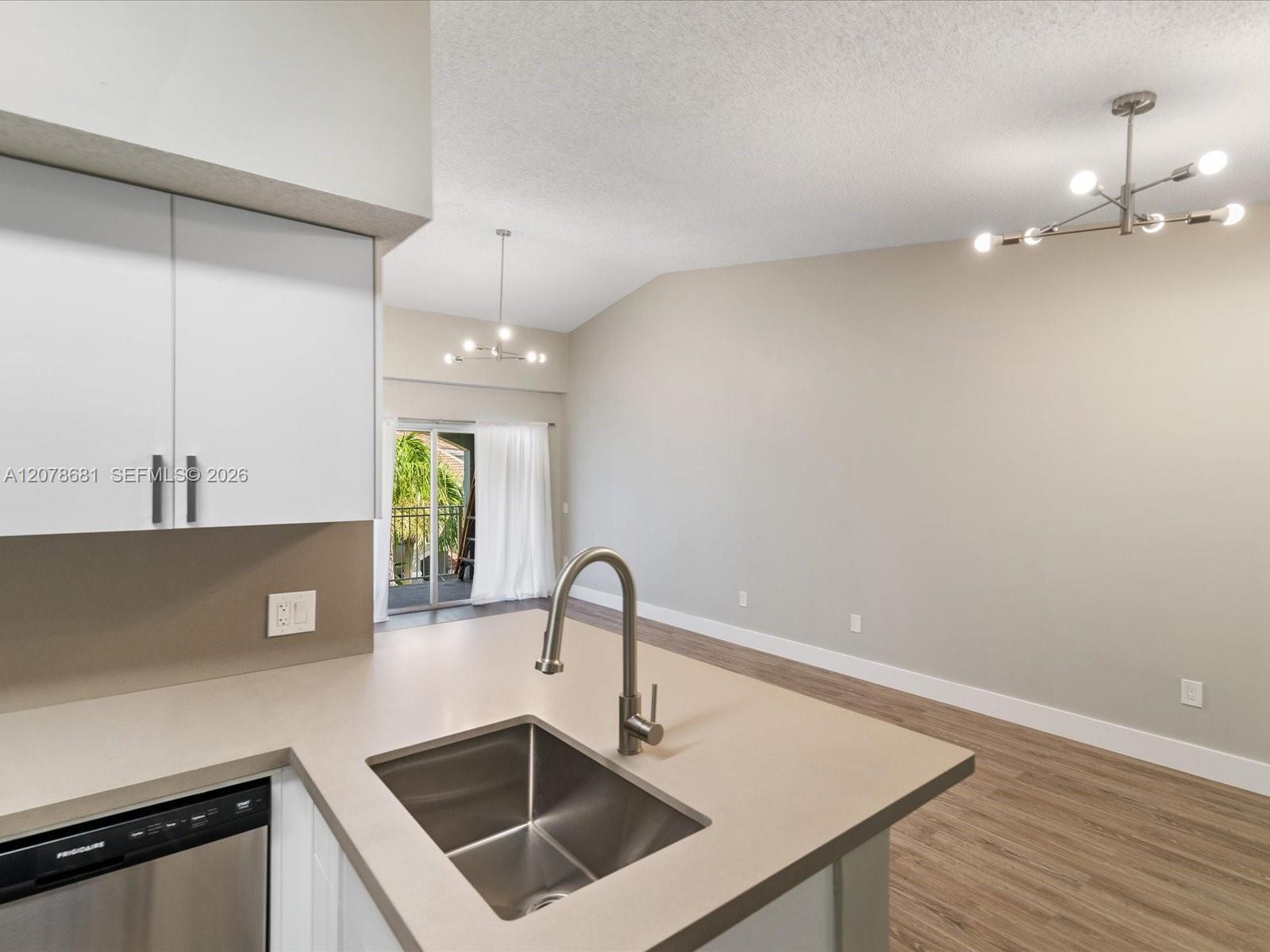 Listing photo 10 for 155 NW 96th Ter Unit#2-303, Pembroke Pines, FL, 33024