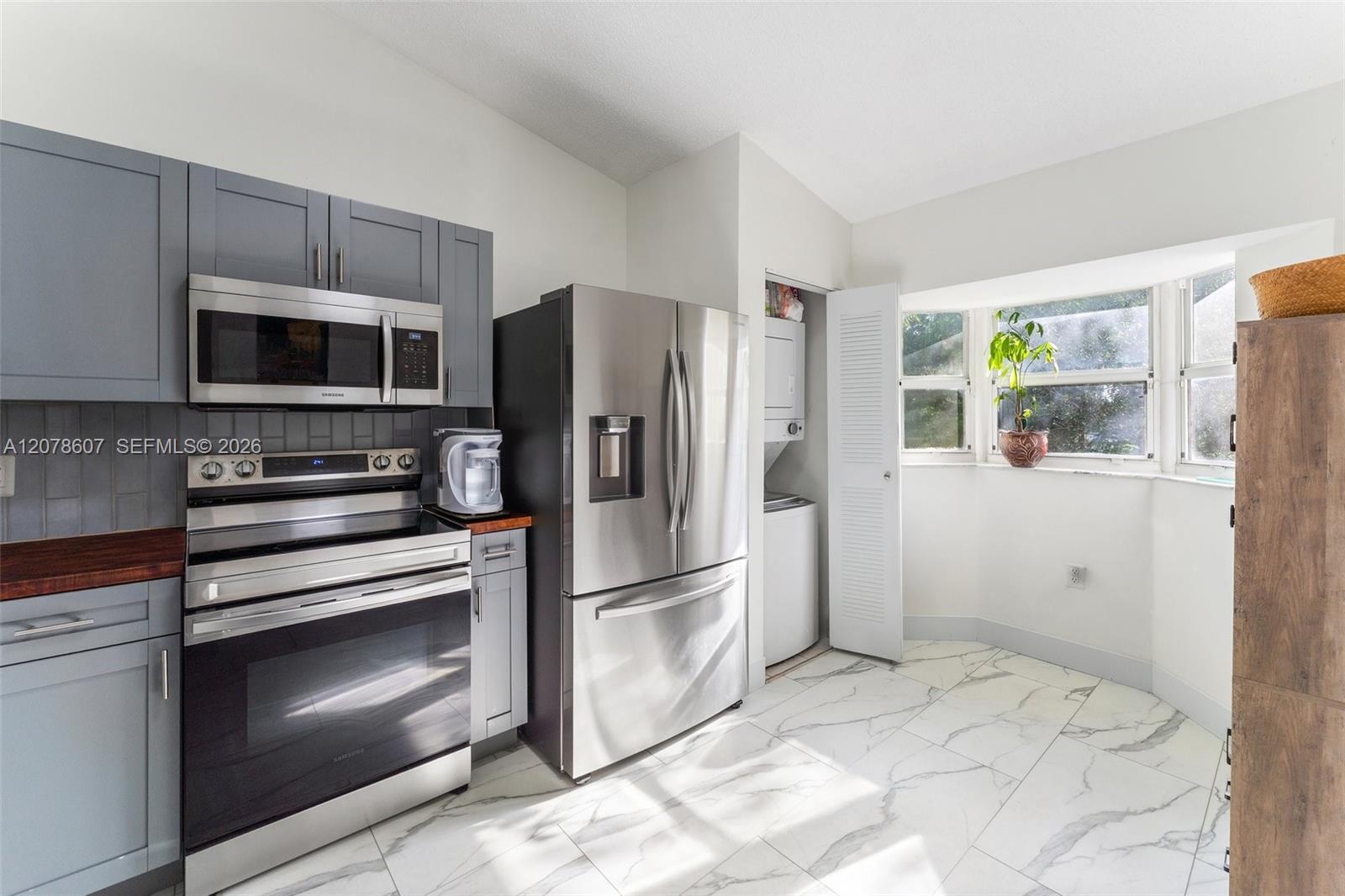Listing photo 3 for 2140 NW 78th Ave Unit#204, Pembroke Pines, FL, 33024