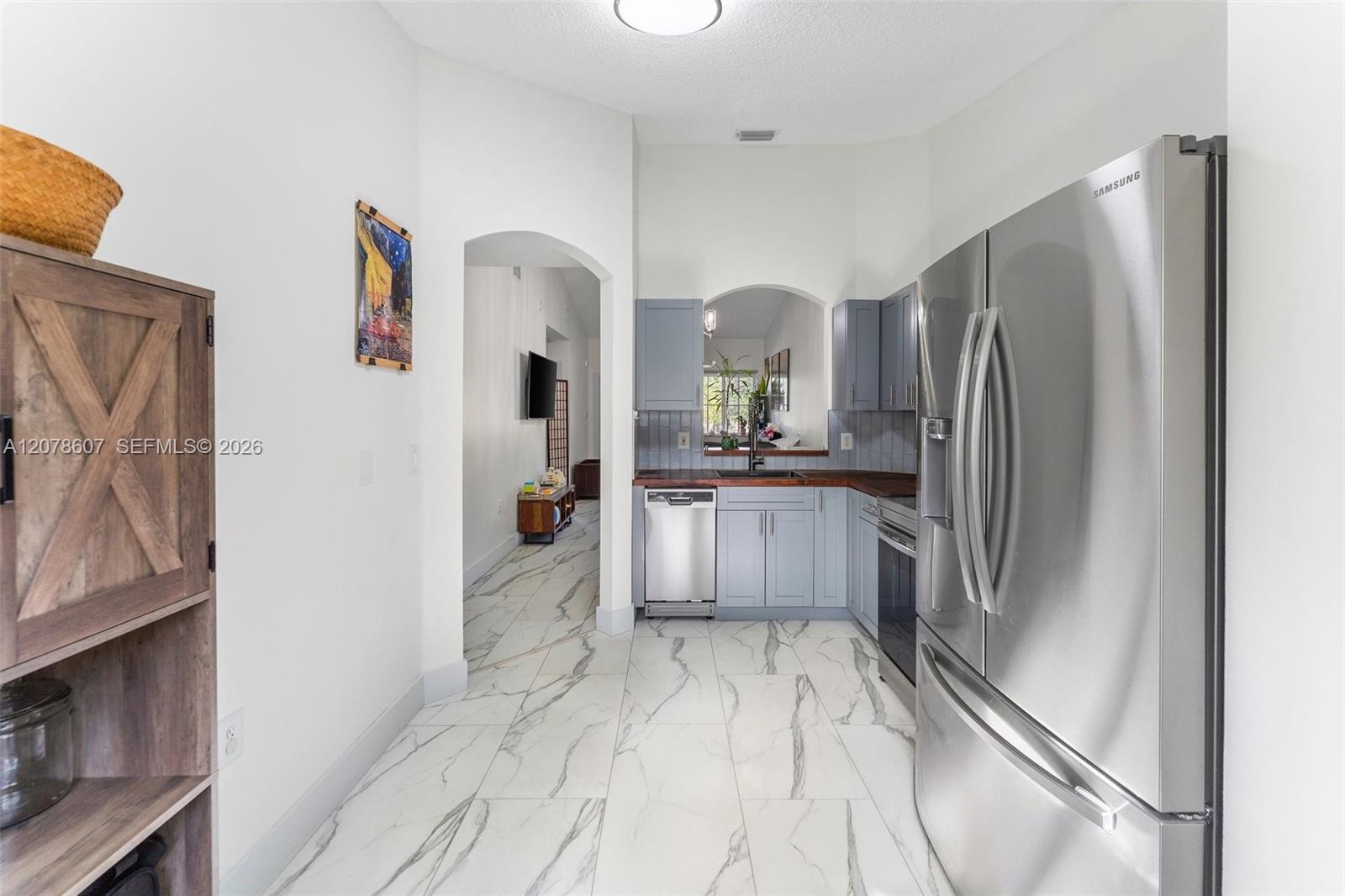 Listing photo 4 for 2140 NW 78th Ave Unit#204, Pembroke Pines, FL, 33024