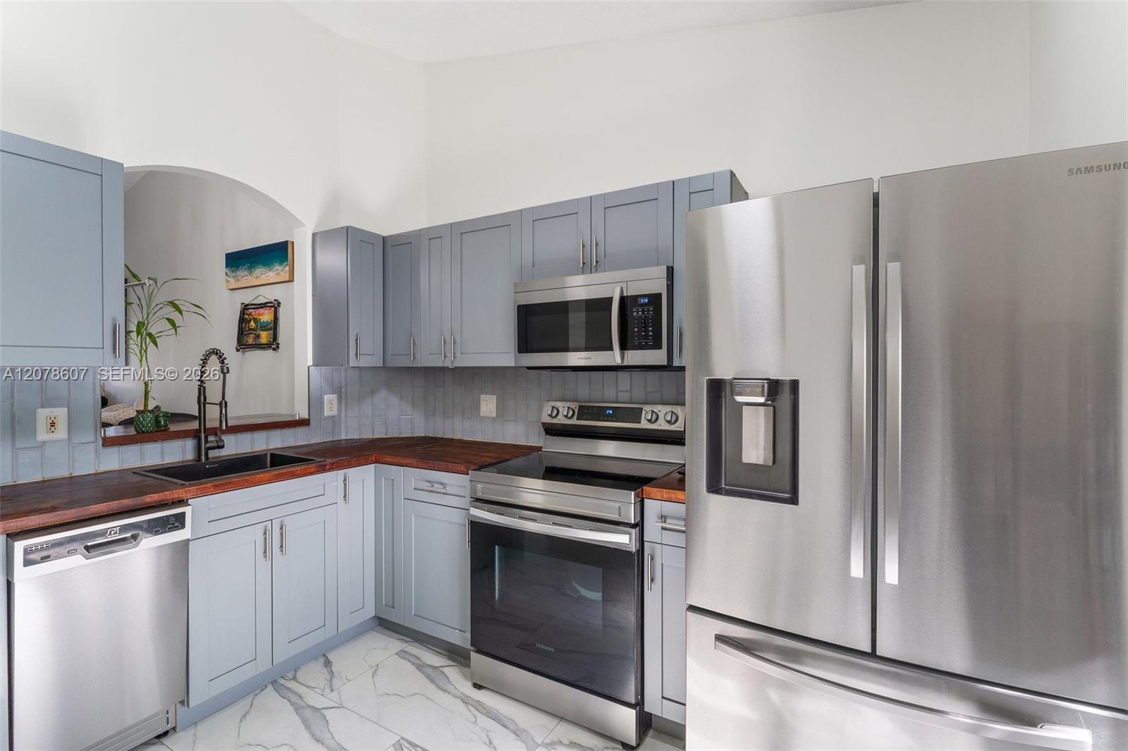Listing photo 5 for 2140 NW 78th Ave Unit#204, Pembroke Pines, FL, 33024