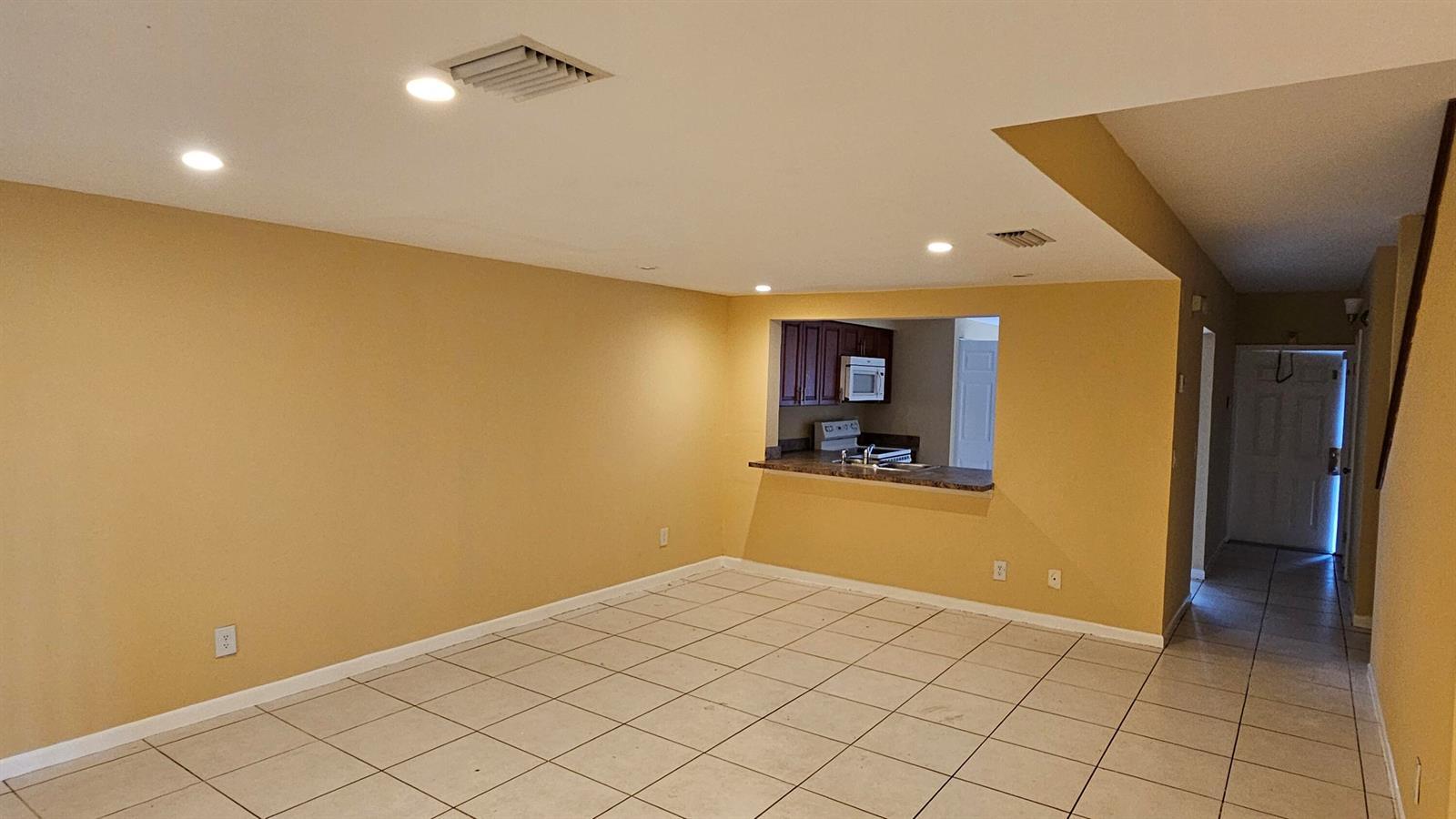 Listing photo 3 for 4621 NW 88th Avenue Unit#4621, Sunrise, FL, 33351