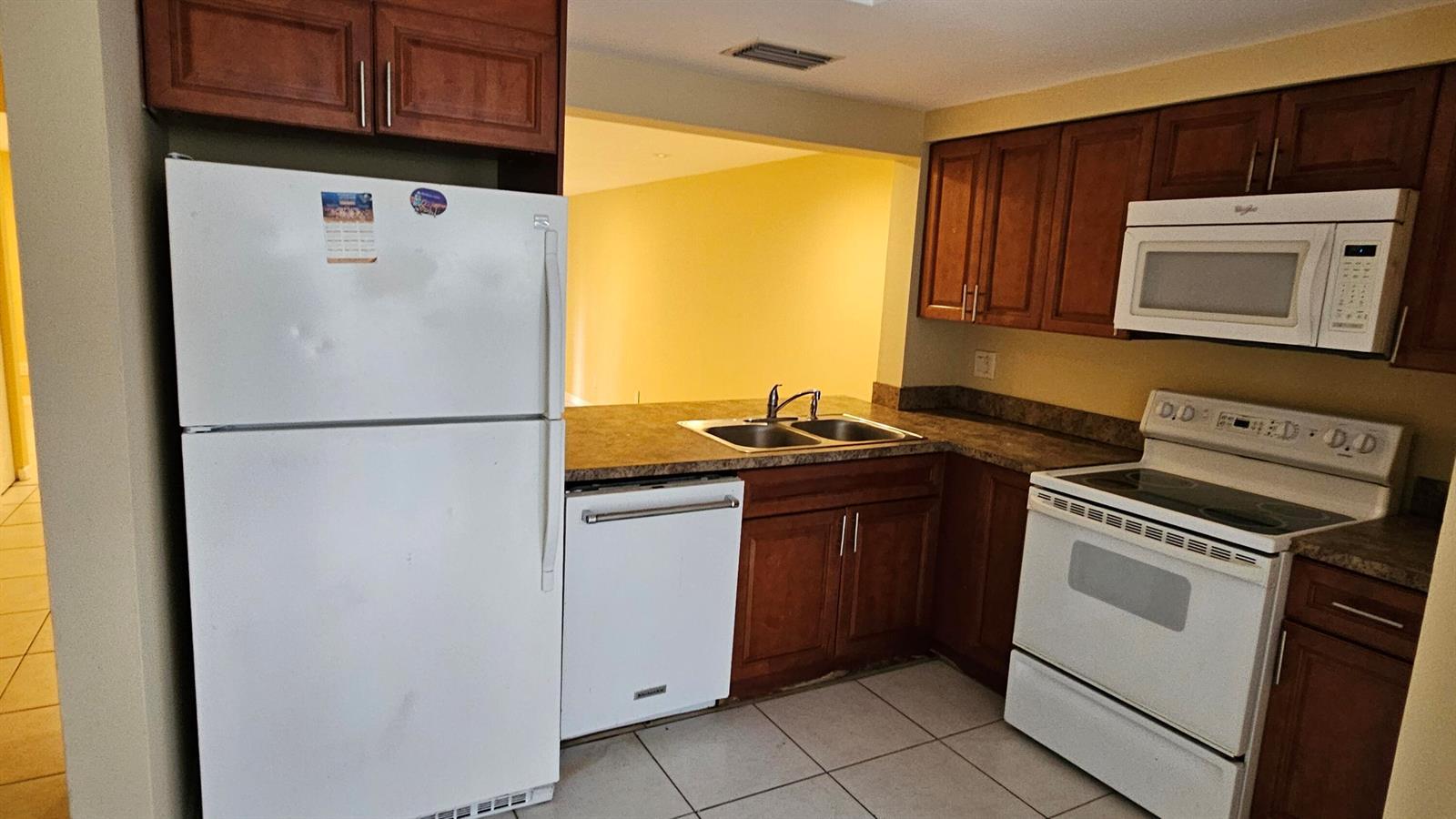 Listing photo 4 for 4621 NW 88th Avenue Unit#4621, Sunrise, FL, 33351