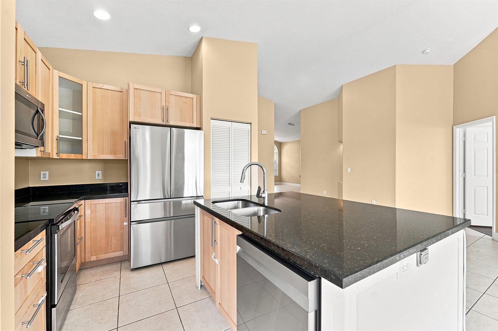Listing photo 7 for 12376 NW 53RD Street, Coral Springs, FL, 33076
