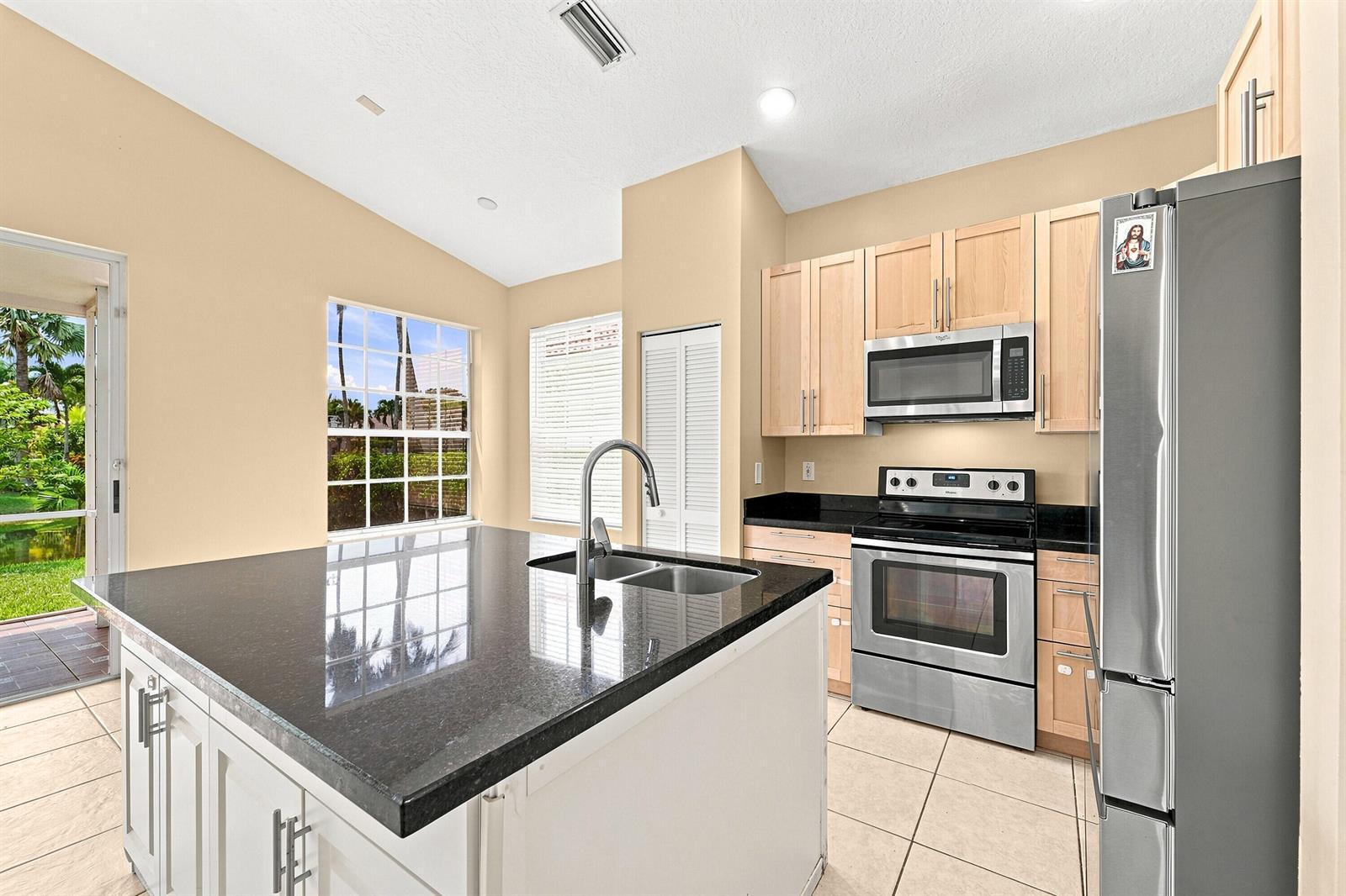 Listing photo 8 for 12376 NW 53RD Street, Coral Springs, FL, 33076