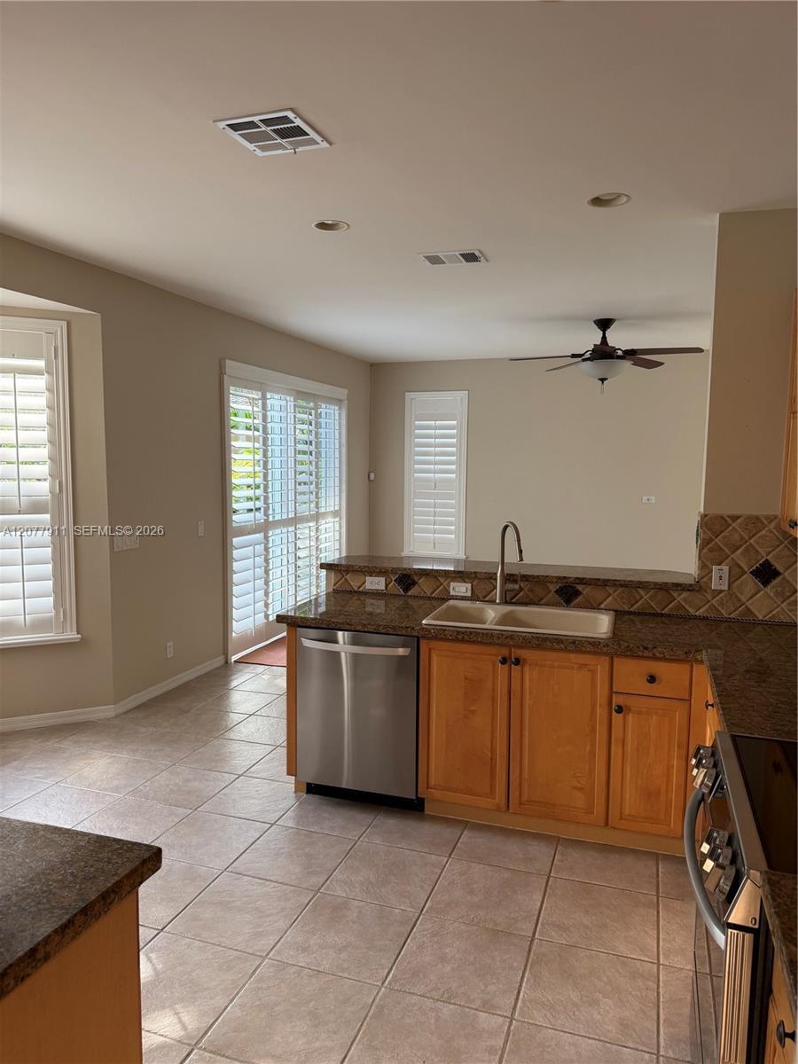 Listing photo 6 for 1532 NW 133rd Ave, Pembroke Pines, FL, 33028