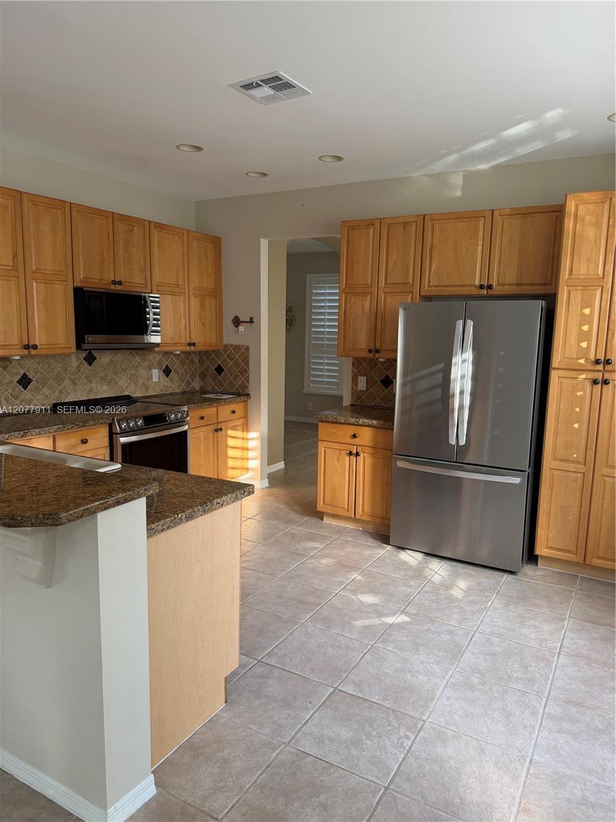 Listing photo 7 for 1532 NW 133rd Ave, Pembroke Pines, FL, 33028