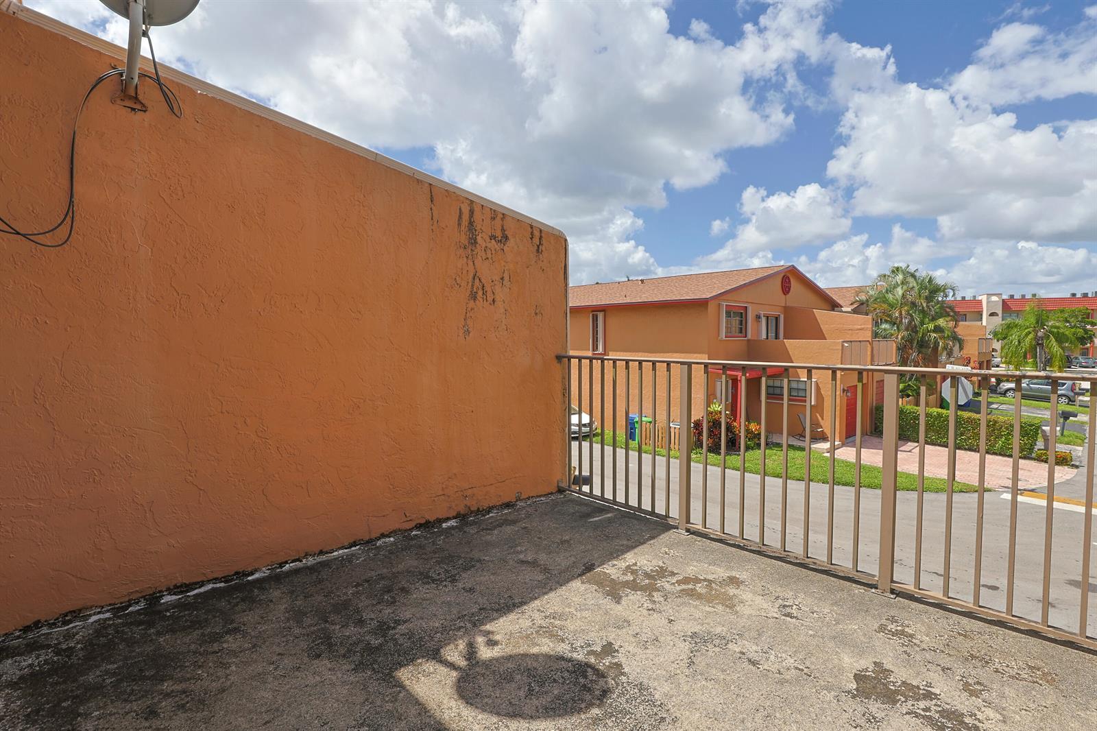 Listing photo 14 for 2794 NW 80TH Avenue Unit#2794, Sunrise, FL, 33322