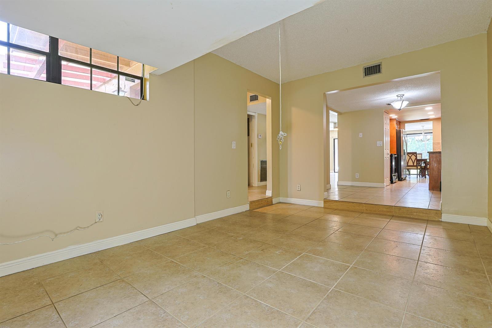 Listing photo 4 for 2794 NW 80TH Avenue Unit#2794, Sunrise, FL, 33322