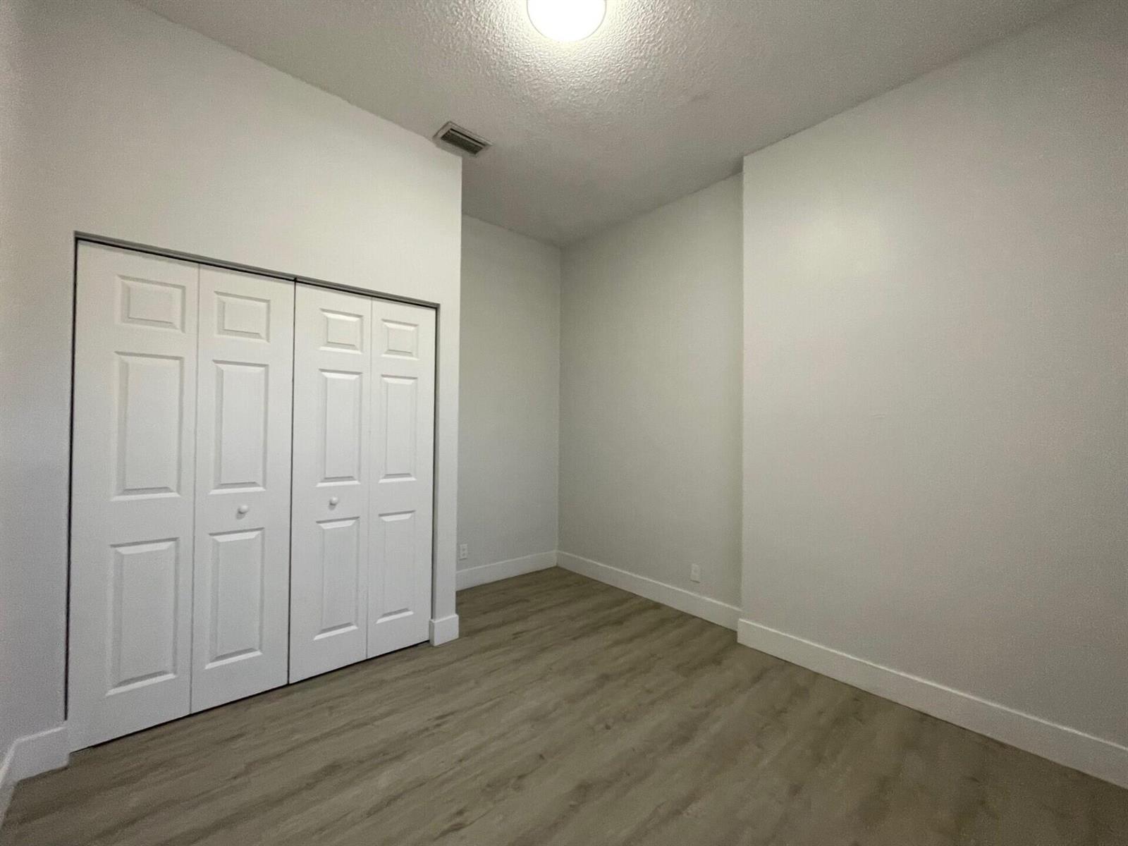 Listing photo 7 for 4293 LAUREL RIDGE Circle Unit#4293, Weston, FL, 33331