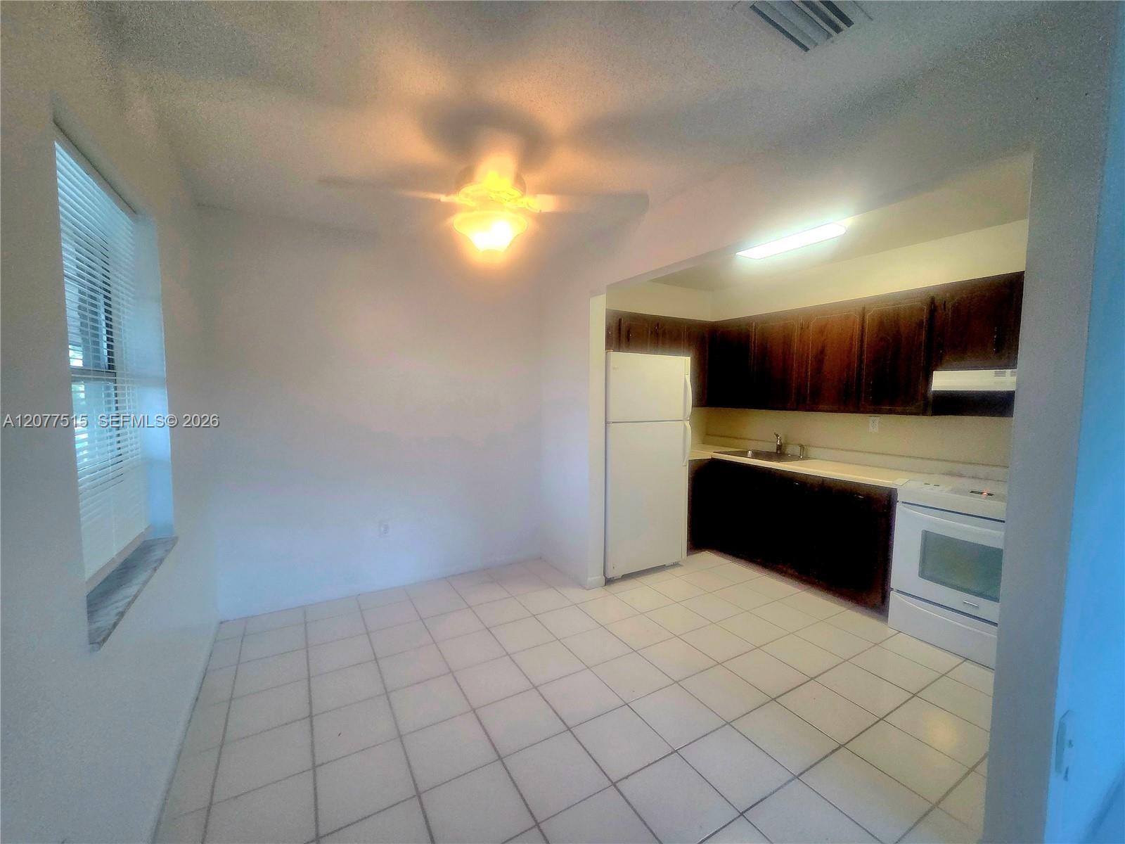 Listing photo 11 for 4030 SW 61st Ave Unit#8, Davie, FL, 33314