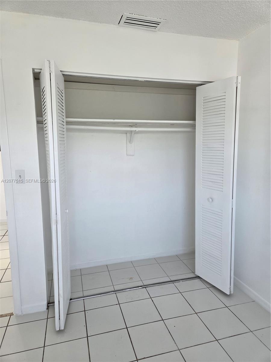 Listing photo 3 for 4030 SW 61st Ave Unit#8, Davie, FL, 33314
