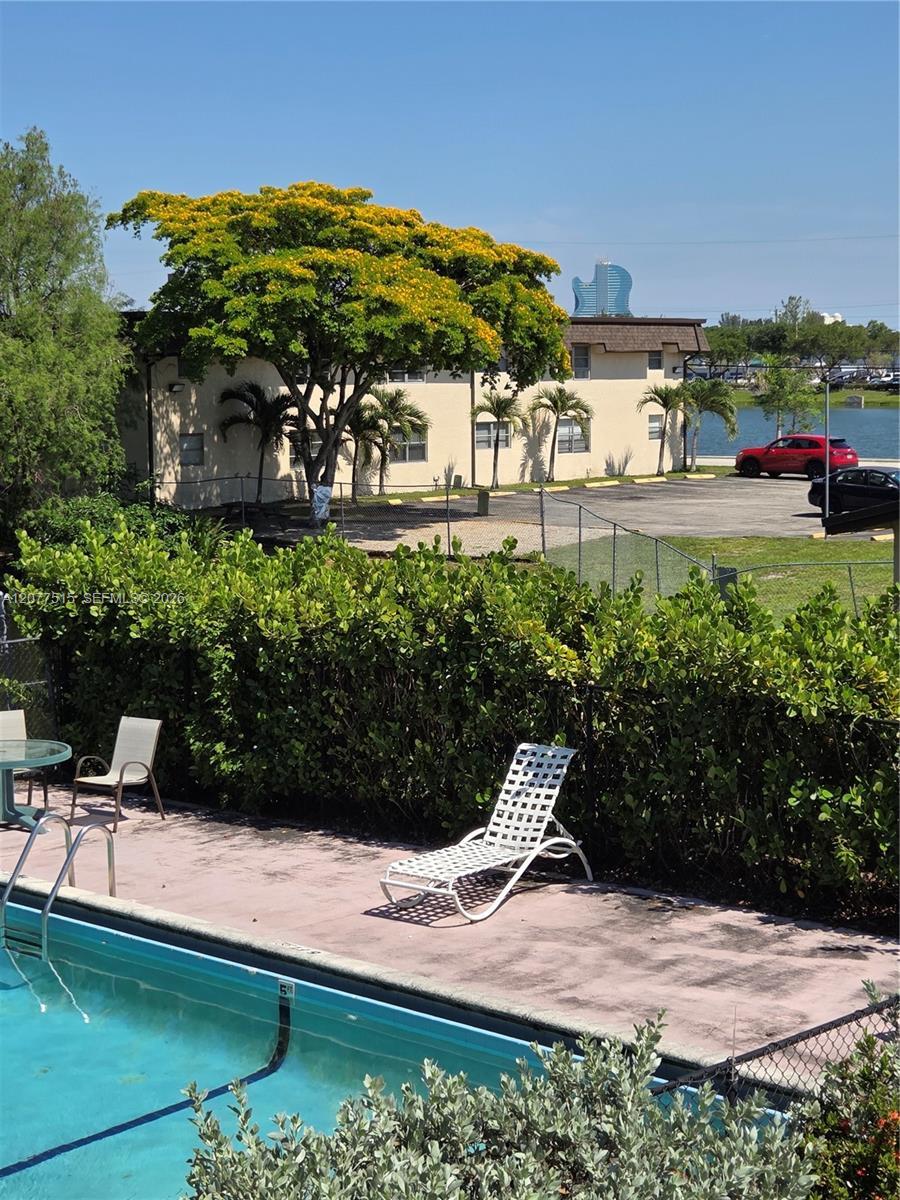 Listing photo 6 for 4030 SW 61st Ave Unit#8, Davie, FL, 33314