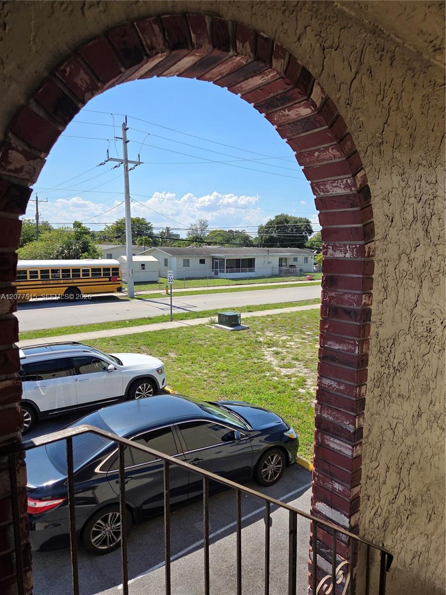 Listing photo 7 for 4030 SW 61st Ave Unit#8, Davie, FL, 33314