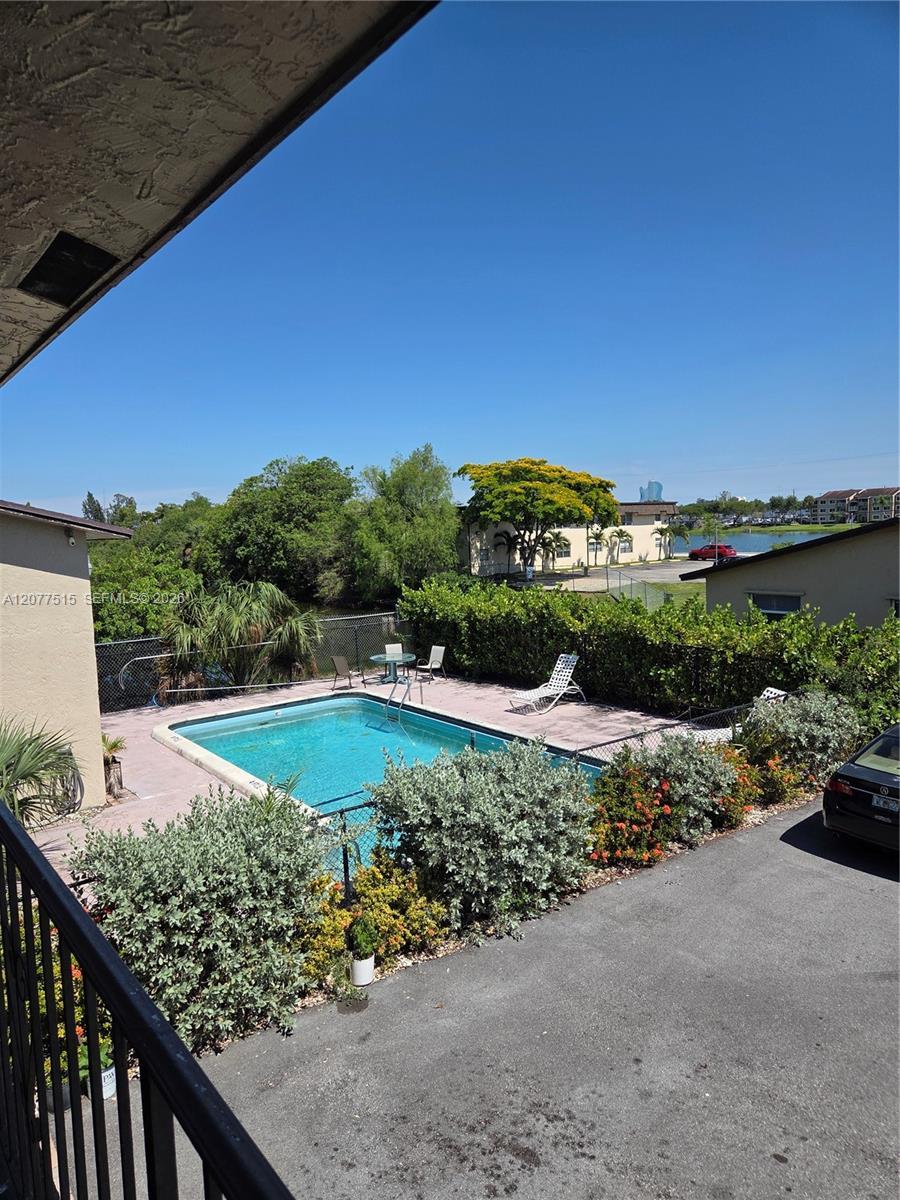 Listing photo 8 for 4030 SW 61st Ave Unit#8, Davie, FL, 33314
