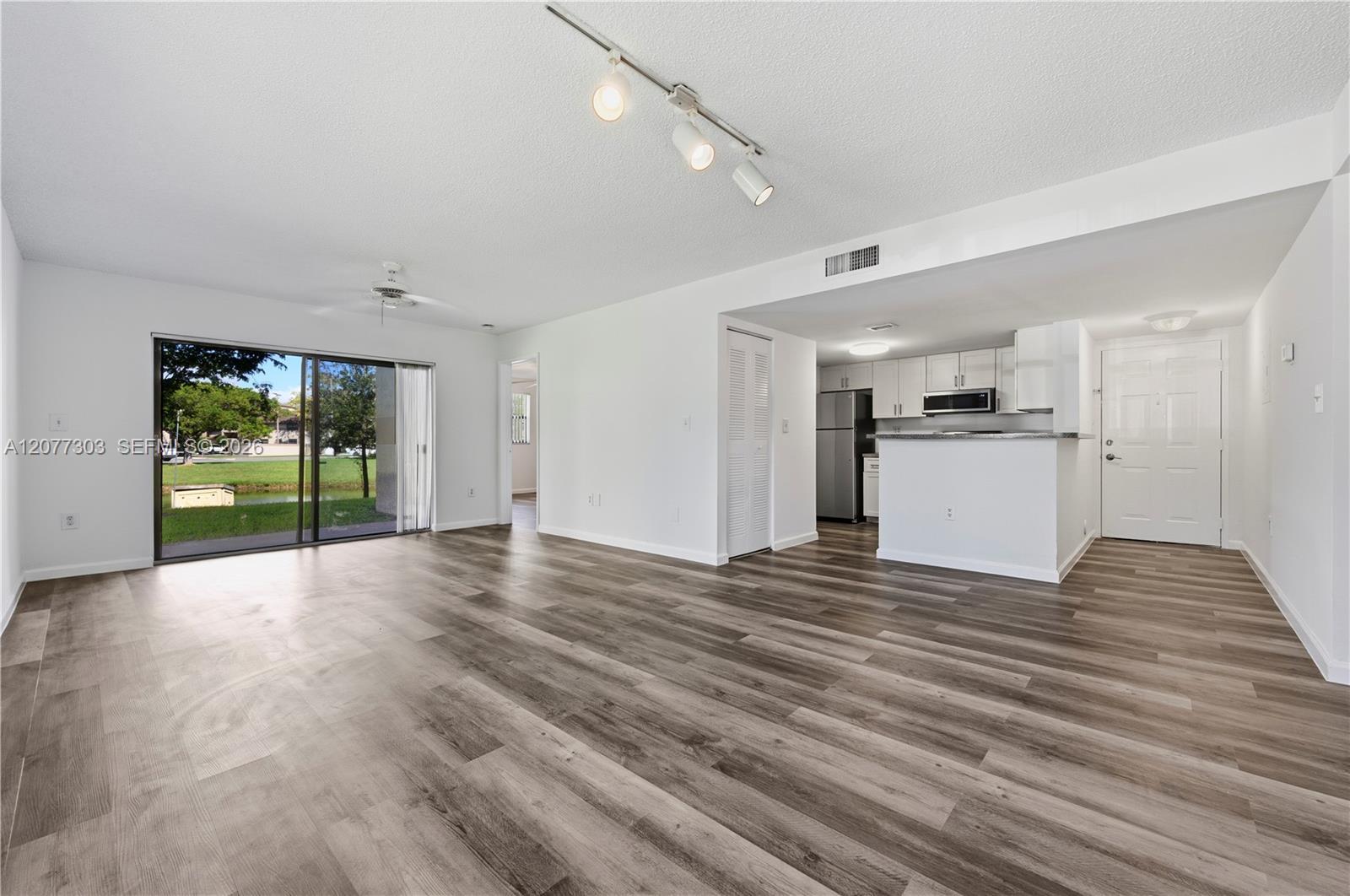 Listing photo 2 for 9877 Nob Hill Ct Unit#9877, Sunrise, FL, 33351