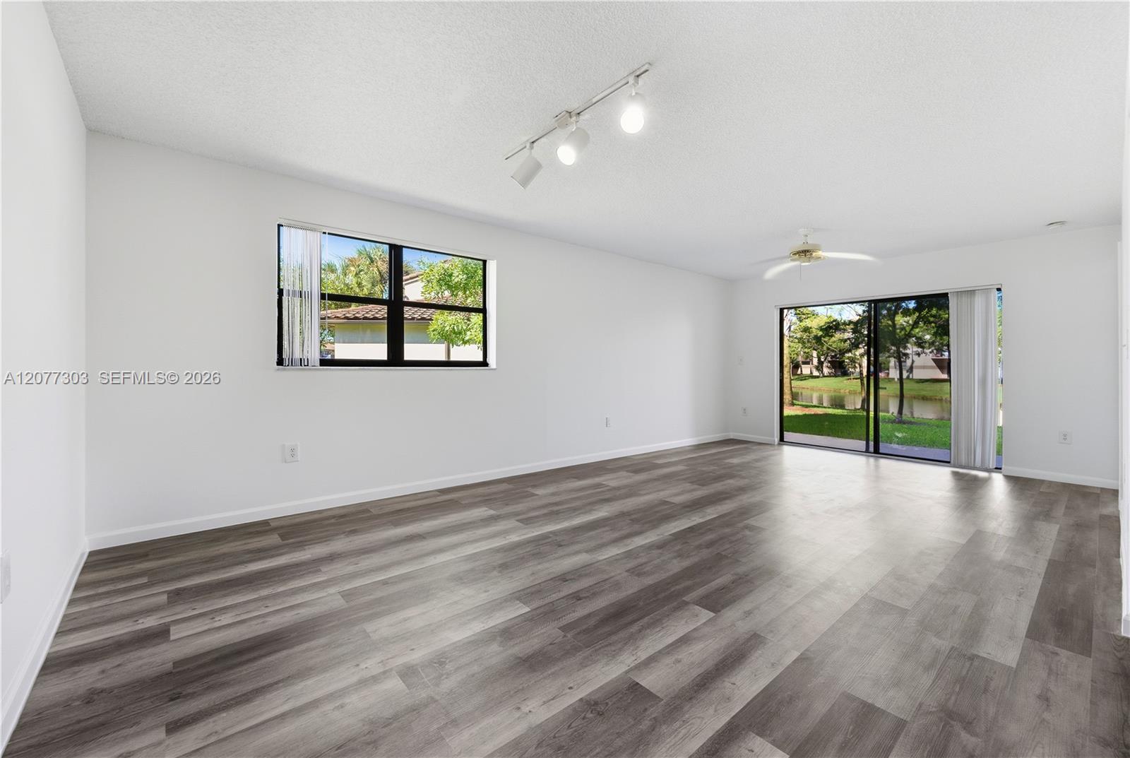 Listing photo 3 for 9877 Nob Hill Ct Unit#9877, Sunrise, FL, 33351