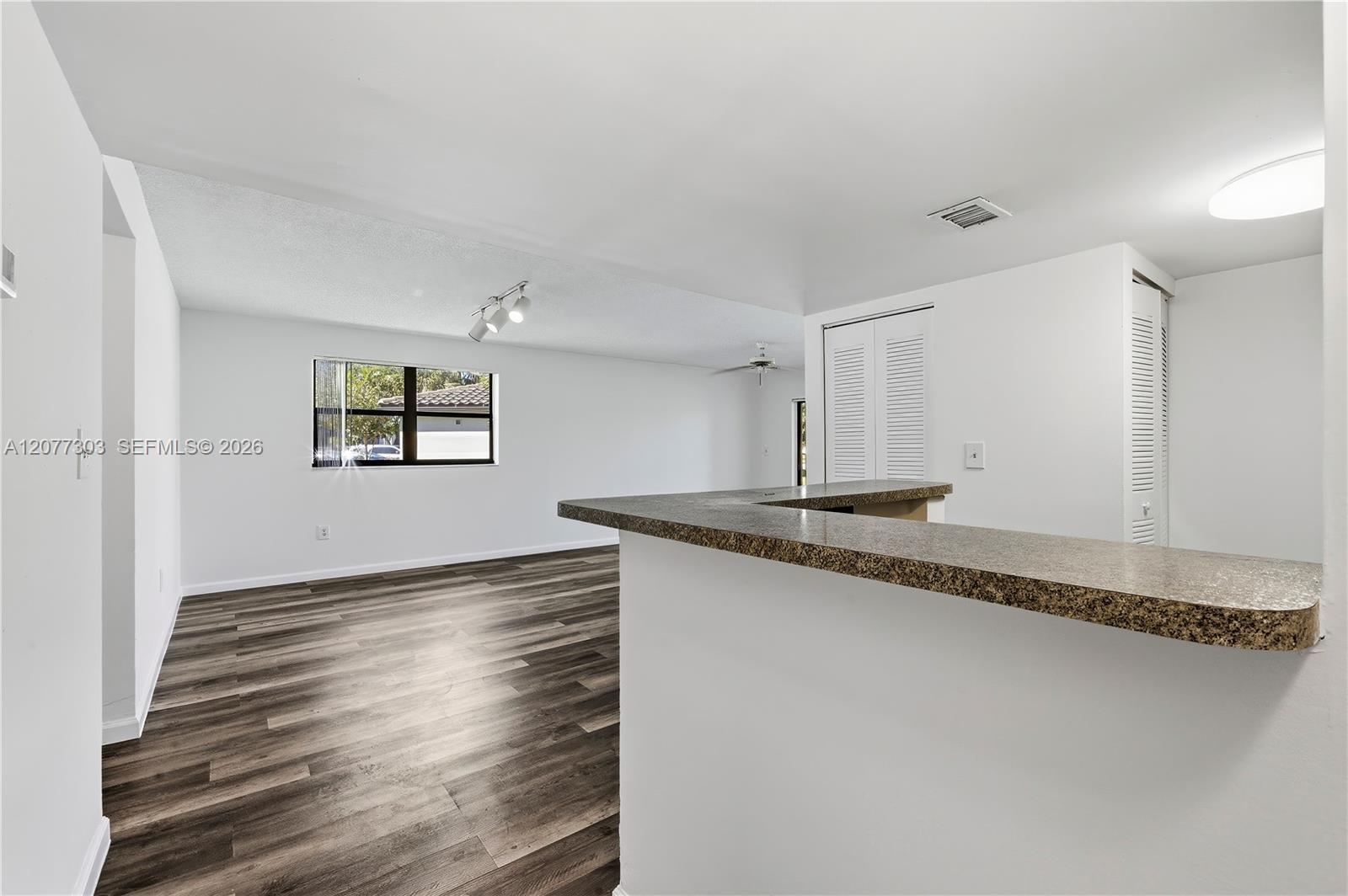 Listing photo 4 for 9877 Nob Hill Ct Unit#9877, Sunrise, FL, 33351