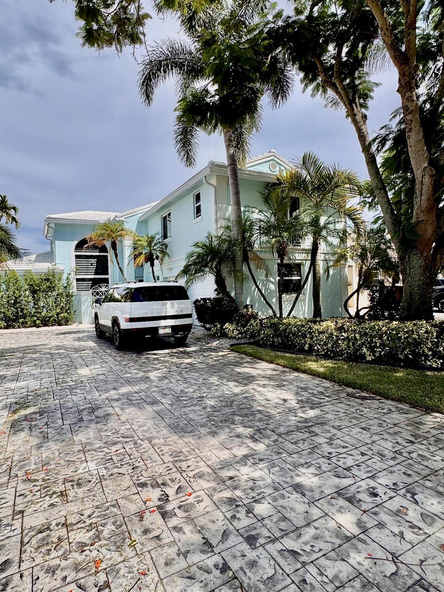 Listing photo 1 for 1081 WILSHIRE Circle, Pembroke Pines, FL, 33027