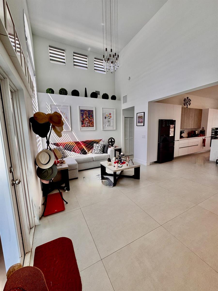 Listing photo 2 for 1081 WILSHIRE Circle, Pembroke Pines, FL, 33027