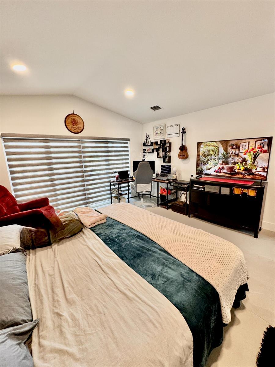 Listing photo 12 for 1081 WILSHIRE Circle, Pembroke Pines, FL, 33027
