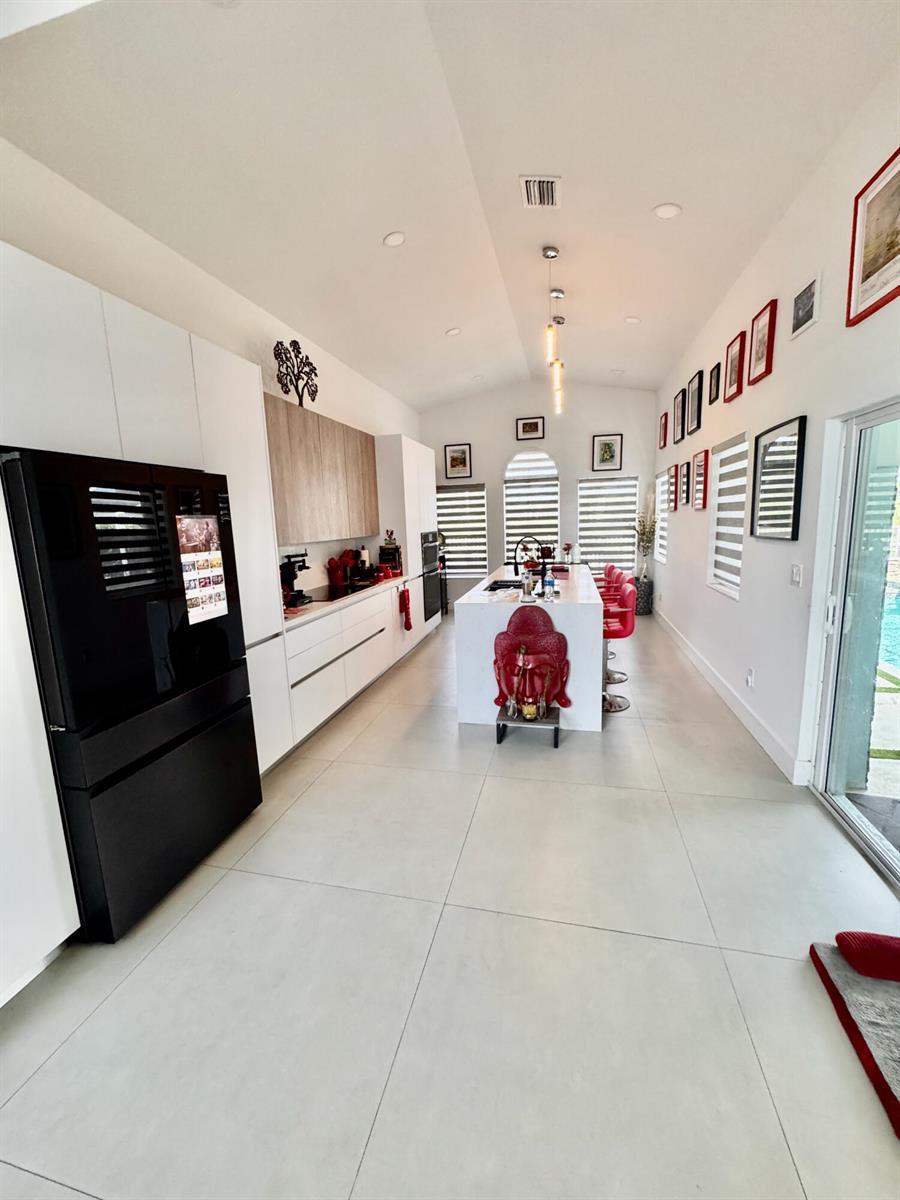 Listing photo 6 for 1081 WILSHIRE Circle, Pembroke Pines, FL, 33027