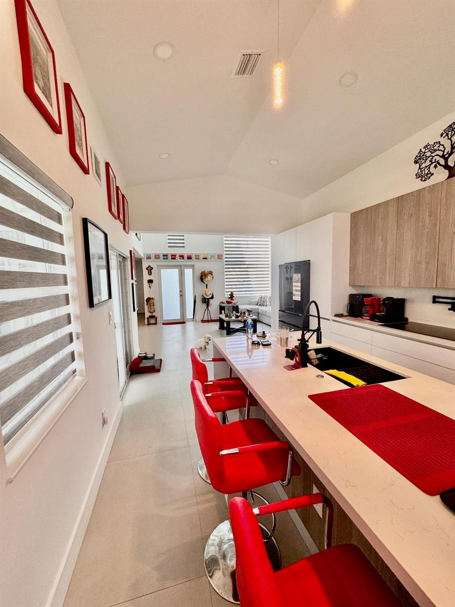 Listing photo 7 for 1081 WILSHIRE Circle, Pembroke Pines, FL, 33027