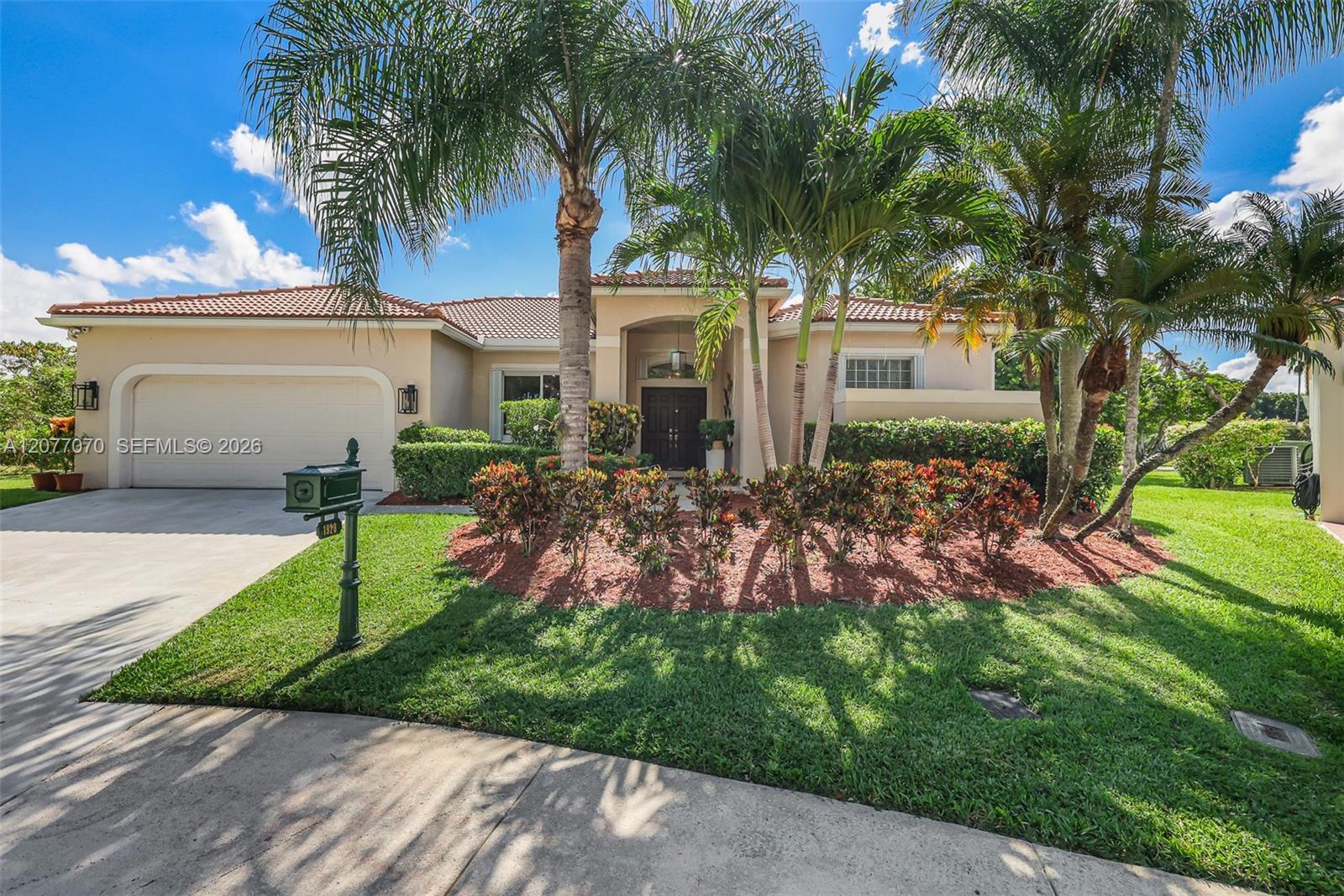 Listing photo 1 for 1928 Water Ridge Dr, Weston, FL, 33326
