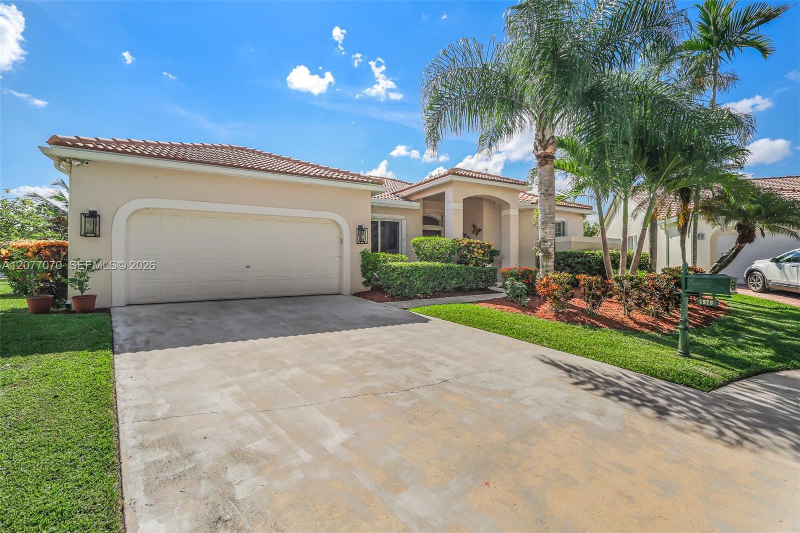 Listing photo 3 for 1928 Water Ridge Dr, Weston, FL, 33326