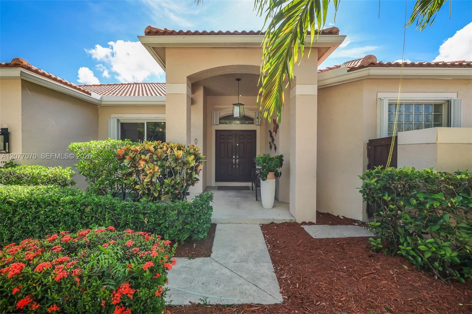 Listing photo 4 for 1928 Water Ridge Dr, Weston, FL, 33326